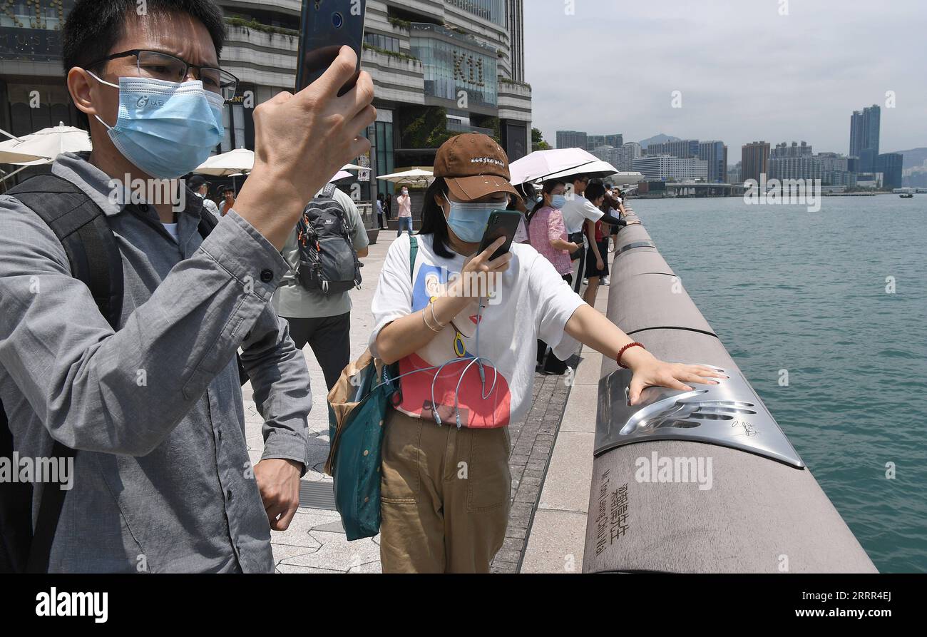 230502 -- HONG KONG, le 2 mai 2023 -- des touristes visitent l'avenue des étoiles à Hong Kong, dans le sud de la Chine, le 30 avril 2023. L économie de Hong Kong a crû de 2,7 pour cent en glissement annuel au premier trimestre de 2023, inversant une contraction de quatre quarts l an dernier, selon les données officielles annoncées mardi. CHINE-HONG KONG-ÉCONOMIE-Q1-CROISSANCE CN CHENXDUO PUBLICATIONXNOTXINXCHN Banque D'Images