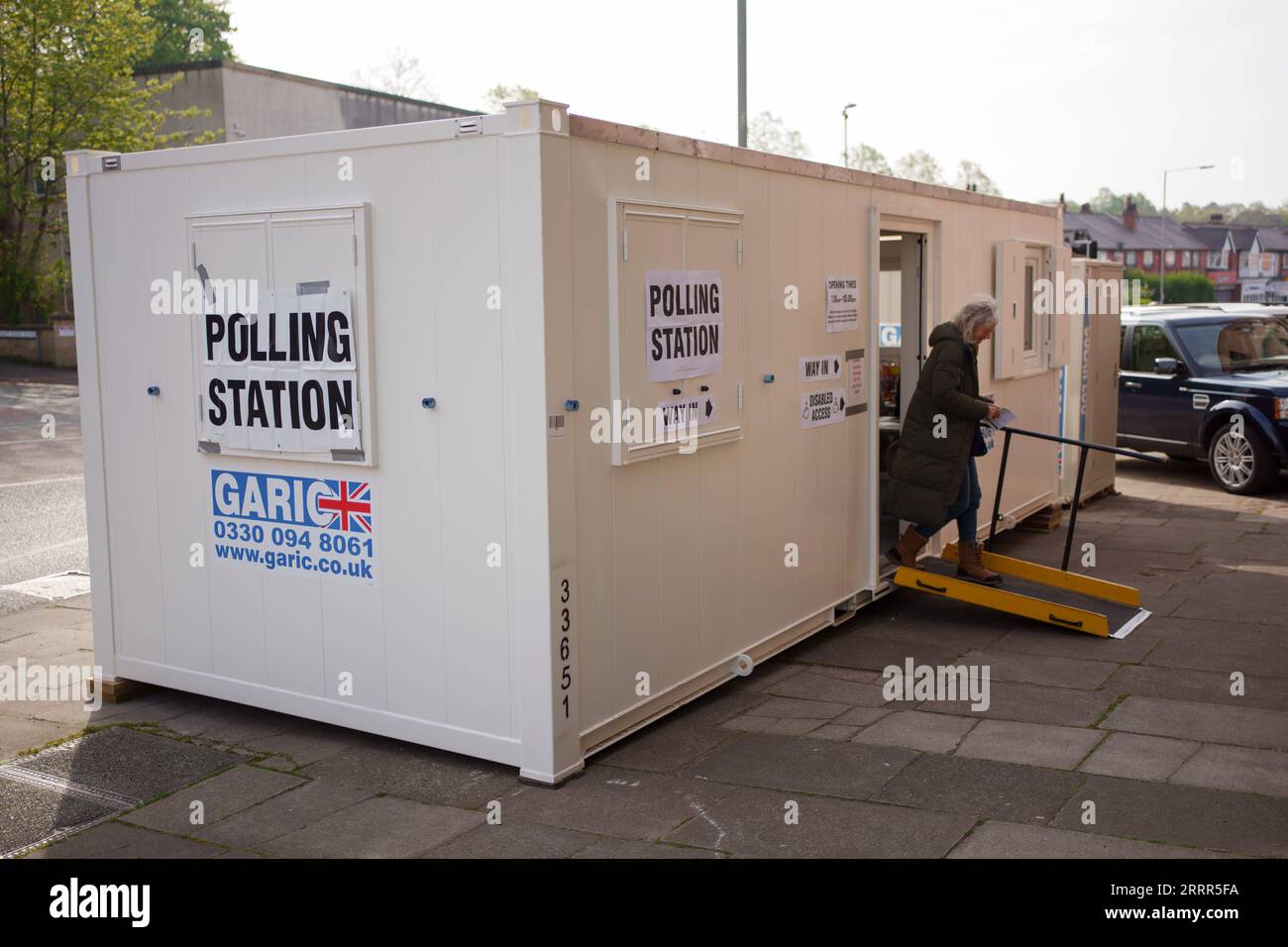 230506 -- MANCHESTER, le 6 mai 2023 -- Une femme quitte un bureau de vote pour des élections locales à Manchester, en Grande-Bretagne, le 4 mai 2023. Le parti conservateur au pouvoir en Grande-Bretagne a perdu plus de 1 000 sièges aux élections locales à travers l'Angleterre, les derniers résultats des élections ont montré vendredi. Vendredi soir, 222 conseils sur 230 avaient déjà déclaré leurs résultats, les conservateurs perdant le contrôle de 45 mairies et les 1 040 conseillers du parti perdant leur emploi. Cependant, le décompte ne sera pas terminé avant mardi, lorsque le dernier conseil, Redcar et Cleveland, annoncera ses résultats. Photo de /X. Banque D'Images