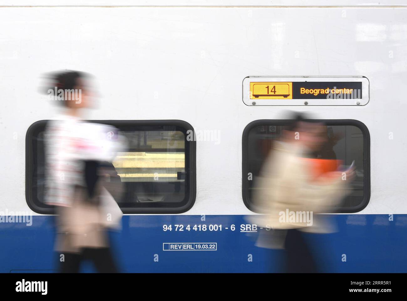 230507 -- BELGRADE, le 7 mai 2023 -- les passagers doivent monter à bord d'un train à destination de Belgrade à la gare de Novi Sad en Serbie, le 6 mai 2023. La ligne ferroviaire à grande vitesse Belgrade-Novi Sad de 80 kilomètres de long, construite en Chine, transporte des voyageurs à des vitesses allant jusqu'à 200 kilomètres à l'heure depuis mars 2022. SERBIE-BELGRADE-NOVI SAD-RAILWAY RenxPengfei PUBLICATIONxNOTxINxCHN Banque D'Images