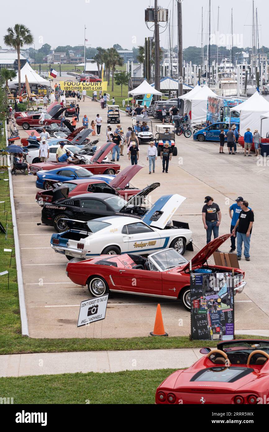 230507 -- SEABROOK, le 7 mai 2023 -- les gens visitent le 27th Keels & Wheels Concours d Elegance à Seabrook, Texas, États-Unis, le 6 mai 2023. L'exposition a présenté une impressionnante collection de plus de 200 voitures anciennes et 100 bateaux en bois vintage. Photo de /Xinhua U.S.-TEXAS-EXHIBITION-CARS-BOATS ChenxChen PUBLICATIONxNOTxINxCHN Banque D'Images