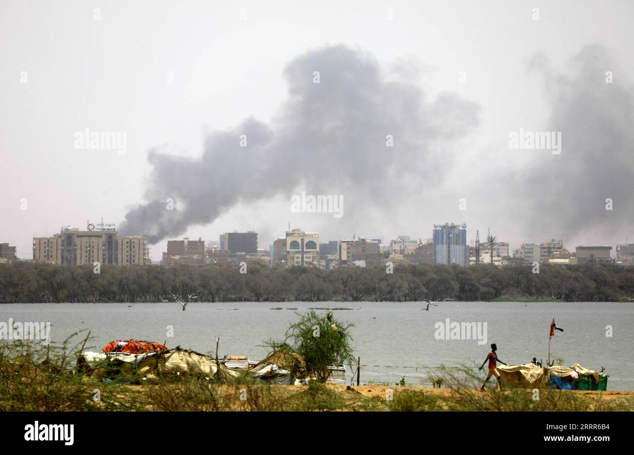 230508 -- LE CAIRE, le 8 mai 2023 -- cette photo prise le 15 avril 2023 montre une montée de fumée à Khartoum, capitale du Soudan. Photo par /Xinhua Xinhua titres : la tension continue au Soudan malgré les efforts de trêve MohamedxKhidir PUBLICATIONxNOTxINxCHN Banque D'Images