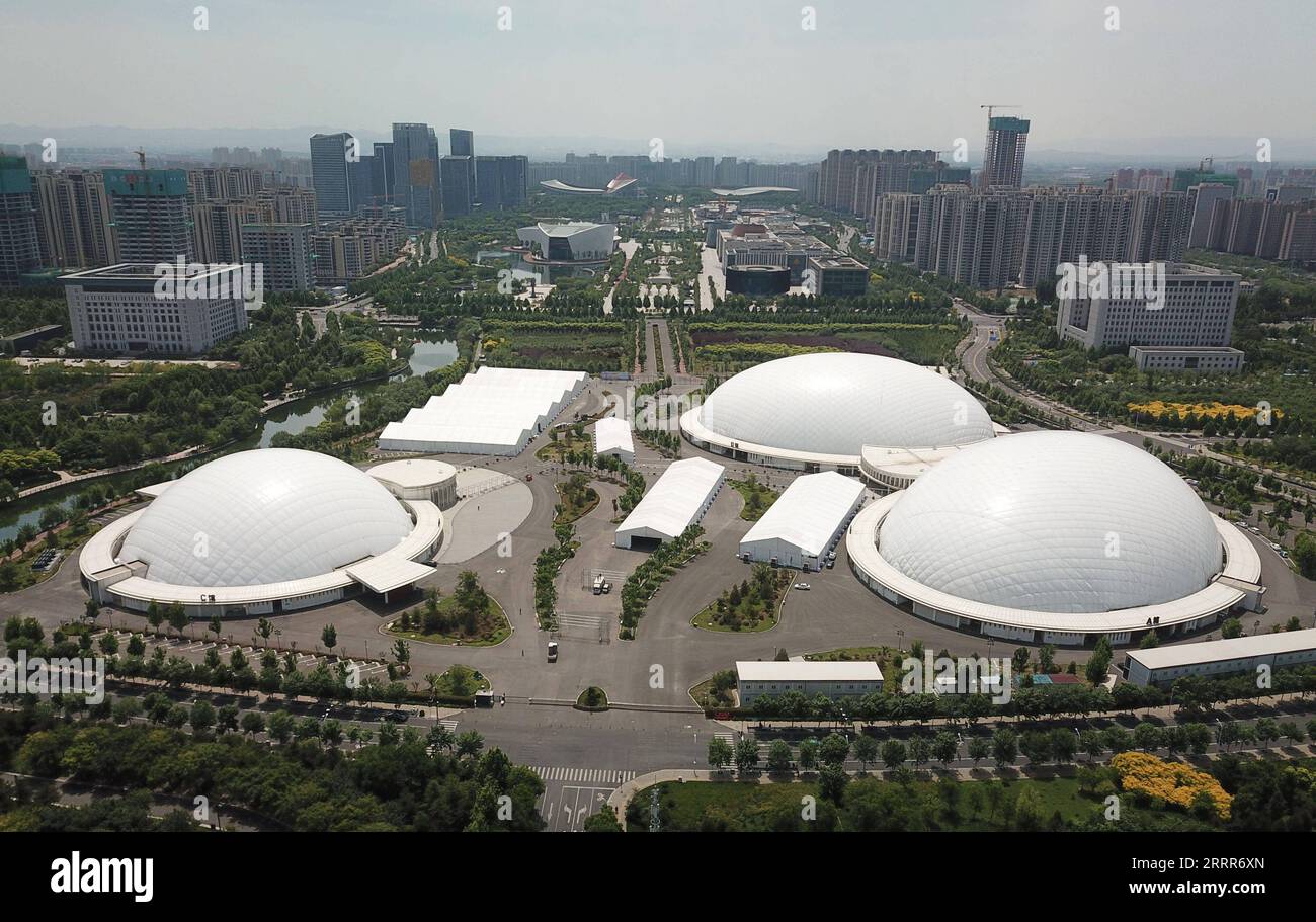 230510 -- ZIBO, le 10 mai 2023 -- cette photo aérienne prise le 8 mai 2023 montre une vue du Centre de congrès et d'exposition Zibo dans le district de Zhangdian à Zibo, dans la province du Shandong de l'est de la Chine. Zibo, une ville avec plus de 3 000 ans d'histoire située dans le centre de la province du Shandong, est composée de plusieurs districts qui sont à environ 20 kilomètres les uns des autres mais bien connectés avec les lignes de circulation. La ville a gagné en renommée nationale plus tôt cette année après que les influenceurs des médias sociaux aient hyper le barbecue local unique -- viande grillée enveloppée dans des crêpes avec des échalotes. SKYEYECHINA-SHANDONG-ZIBO-AERIAL Banque D'Images