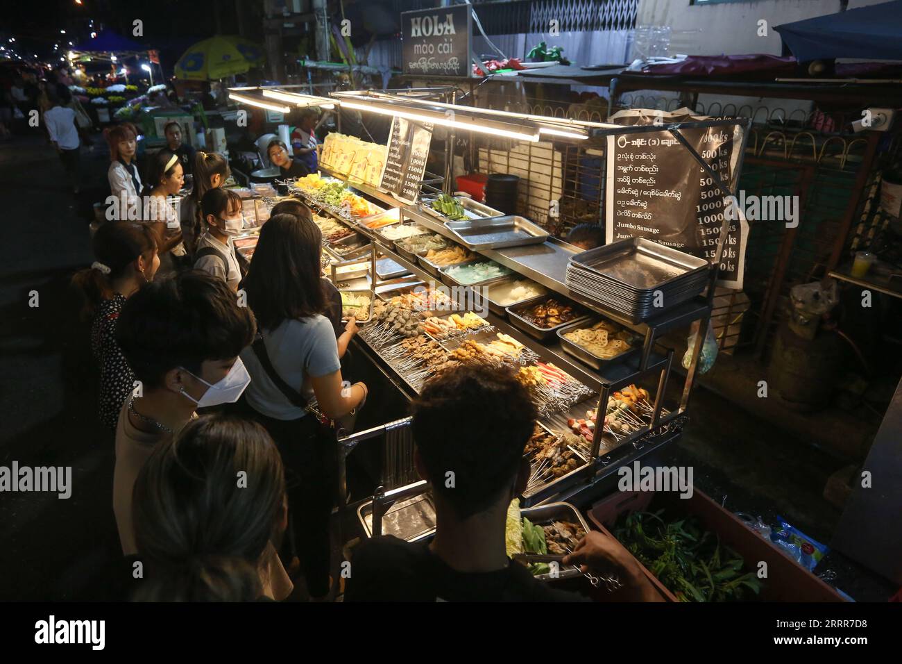 230511 -- YANGON, le 11 mai 2023 -- des clients prennent des légumes pour des plats chinois Mala dans un restaurant du Chinatown de Yangon, Myanmar, le 10 mai 2023. Les aliments chinois épicés et apaisants ou les aliments à saveur de mala sont les derniers engouements alimentaires chinois qui frappent le Myanmar, ont déclaré les restaurateurs locaux. POUR ALLER AVEC Feature : cuisine chinoise épicée mala en plein essor au Myanmar photo par /Xinhua MYANMAR-YANGON-PLATS CHINOIS MyoxKyawxSoe PUBLICATIONxNOTxINxCHN Banque D'Images