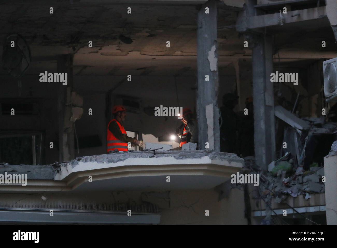 230511 -- REHOVOT ISRAËL, 11 mai 2023 -- des sauveteurs travaillent sur le site d'une attaque à la roquette à Rehovot, Israël, le 11 mai 2023. Un israélien a été tué jeudi après-midi lorsque des roquettes provenant de Gaza ont frappé un immeuble résidentiel dans le sud d’Israël, après que deux commandants palestiniens de roquettes ont été tués par des frappes aériennes israéliennes plus tôt dans la journée. Photo de /Xinhua ISRAEL-REHOVOT-LES ROQUETTES ATTAQUENT MuammarxAwad PUBLICATIONxNOTxINxCHN Banque D'Images