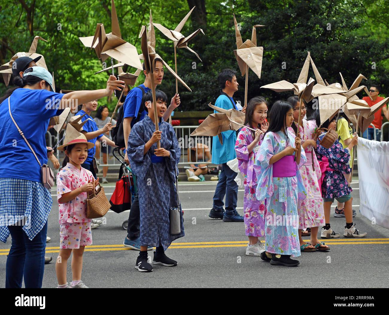 230516 -- NEW YORK, le 16 mai 2023 -- des gens participent au Japan Parade 2023 à New York, aux États-Unis, le 13 mai 2023. DÉFILÉ États-Unis-NEW YORK-JAPON LixRui PUBLICATIONxNOTxINxCHN Banque D'Images