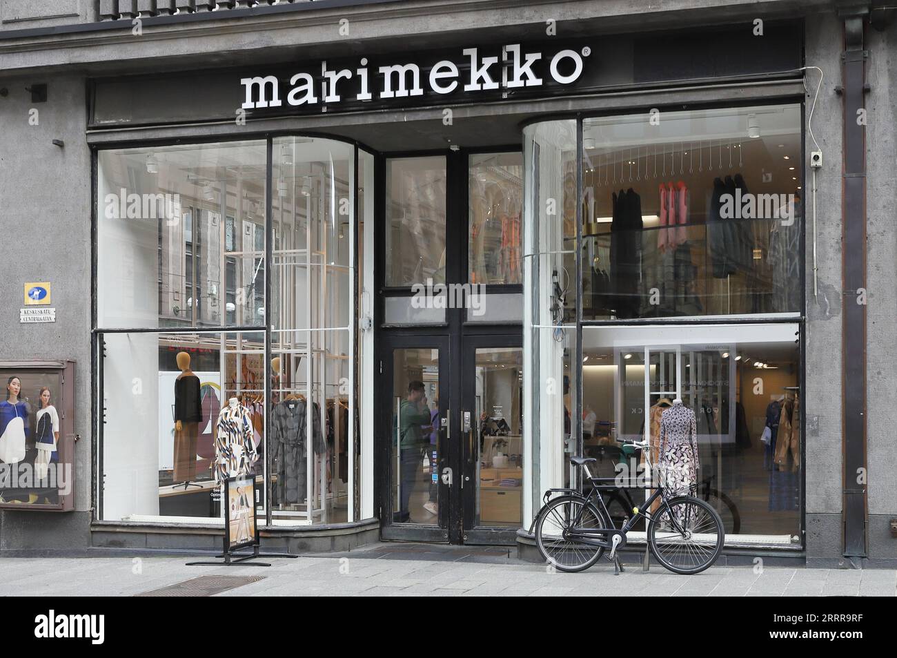 Helsinki, Finlande - 5 septembre 2023 : vue extérieure de la boutique de mode Marimekko dans la rue Keskuskatu au centre-ville d'Helsinki. Banque D'Images