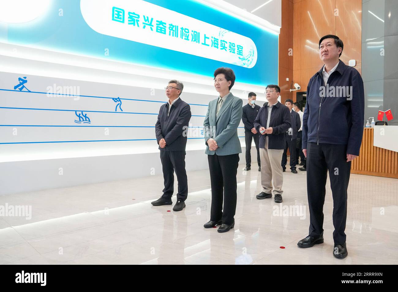 230517 -- SHANGHAI, le 17 mai 2023 -- le conseiller d'État chinois Shen Yiqin inspecte le laboratoire antidopage à Shanghai dans l'est de la Chine, le 17 mai 2023. Shen a fait une tournée d'inspection sur les préparatifs pour les Jeux asiatiques et les Para Games asiatiques de cette année à Zhejiang et Shanghai du 14 au 17 mai. CHINE-ZHEJIANG-SHANGHAI-SHEN YIQIN-INSPECTION CN DINGXTING PUBLICATIONXNOTXINXCHN Banque D'Images