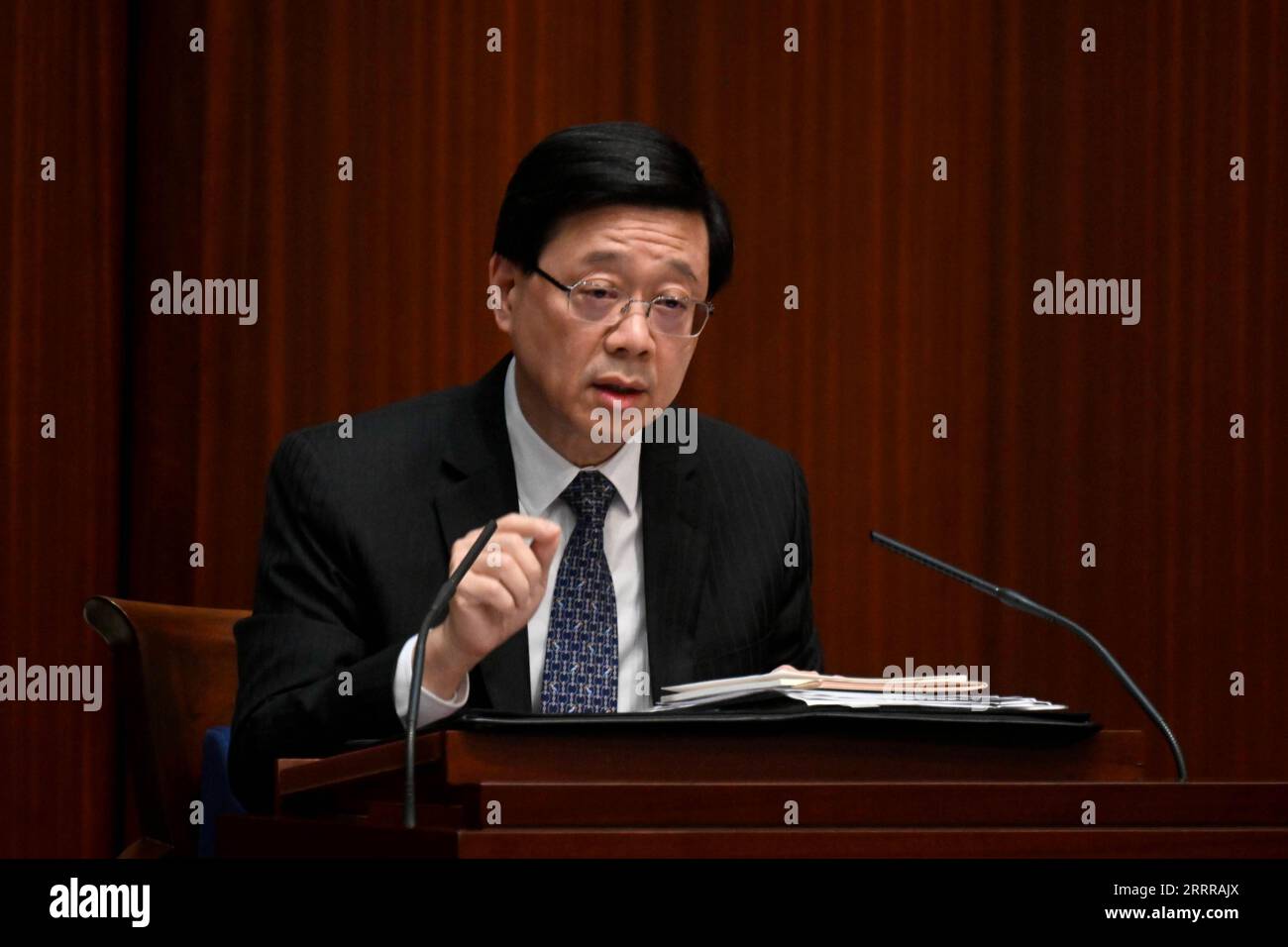 230518 -- HONG KONG, le 18 mai 2023 -- John Lee, directeur général de la région administrative spéciale de Hong Kong, assiste à la première d'une nouvelle série de séances interactives et consultatives de questions-réponses avec des membres du Conseil législatif à Hong Kong, dans le sud de la Chine, le 18 mai 2023. Information Services Department of the Government of the HKSAR/Handout via Xinhua CHINA-HONG KONG-CHIEF EXECUTIVE-SESSION CN ChenxDuo PUBLICATIONxNOTxINxCHN Banque D'Images