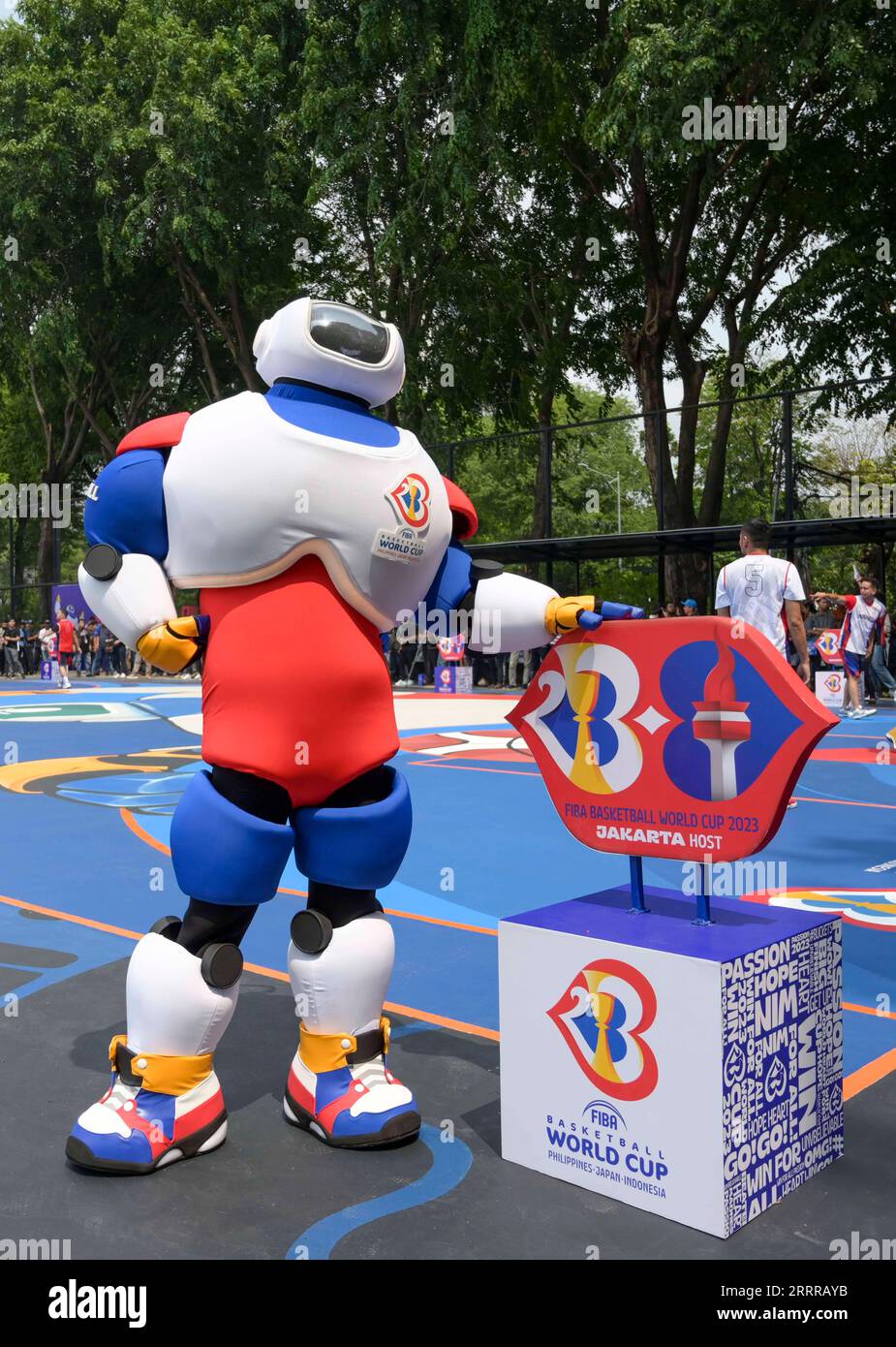 230520 -- JAKARTA, le 20 mai 2023 -- JIP, mascotte officielle de la coupe du monde de basket-ball FIBA 2023, est vue lors du programme de refonte My court à Jakarta, Indonésie, le 20 mai 2023. Le programme Revamp My court est un processus de rénovation du terrain de basket local de la ville hôte dans le but de laisser un héritage, dans le cadre d'une série pré-événement vers la coupe du monde FIBA 2023 dans trois pays hôtes, le Japon, l'Indonésie et les Philippines. SPINDONESIA-JAKARTA-BASKET-FIBA-COUPE DU MONDE 2023-PRÉ-ÉVÉNEMENT ZULKARNAIN PUBLICATIONXNOTXINXCHN Banque D'Images