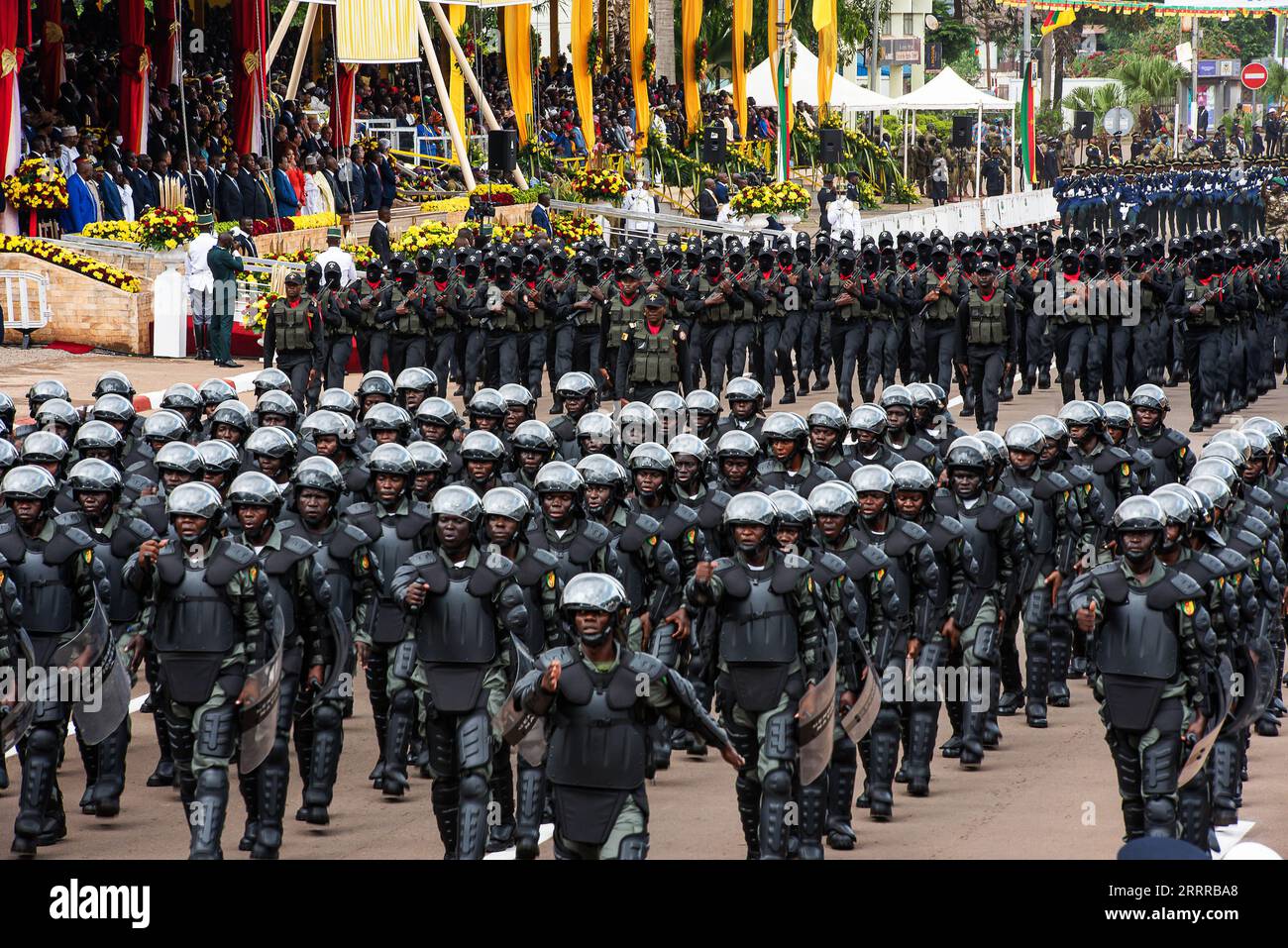 230521 -- YAOUNDÉ, le 21 mai 2023 -- des troupes de l'armée et de la police défilent lors de la célébration de la fête nationale à Yaoundé, Cameroun, le 20 mai 2023. Le Cameroun a marqué samedi le 51e anniversaire de sa fête nationale par un défilé militaire et civil à Yaoundé. CAMEROUN-YAOUNDÉ-FÊTE NATIONALE Kepseu PUBLICATIONxNOTxINxCHN Banque D'Images