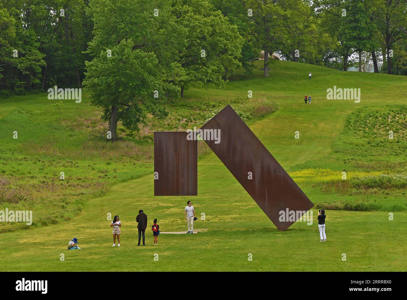 230522 -- NEW YORK, le 22 mai 2023 -- les visiteurs se rassemblent autour des œuvres de Menashe Kadishman suspendues au Storm King Art Center à New York, aux États-Unis, le 21 mai 2023. Storm King Art Center est un musée en plein air de 500 hectares situé dans la vallée de l'Hudson de New York, où les visiteurs peuvent découvrir des sculptures à grande échelle et des commandes spécifiques au site sous ciel ouvert. ETATS-UNIS-NEW YORK-STORM KING ART CENTER LIXRUI PUBLICATIONXNOTXINXCHN Banque D'Images