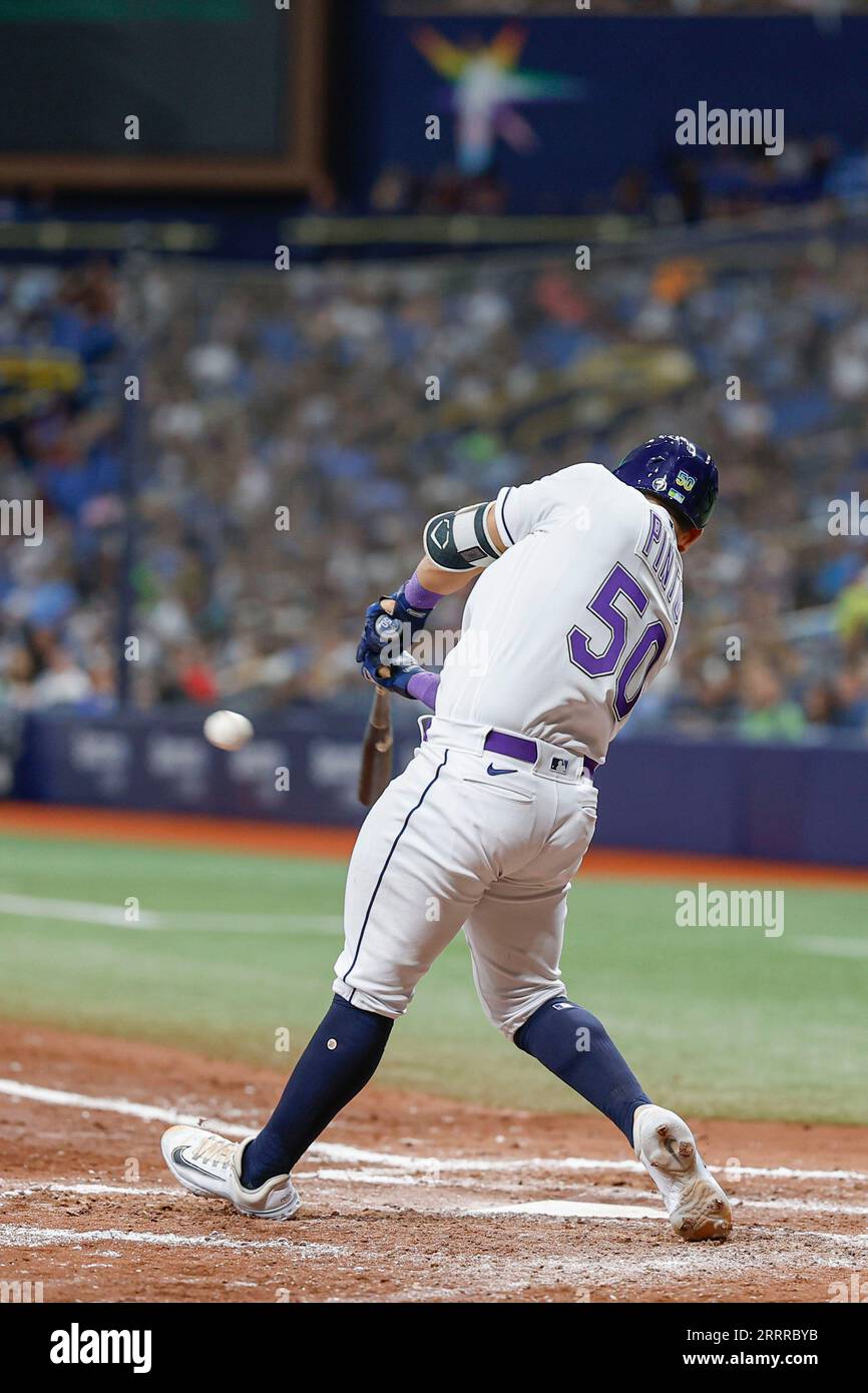 St. Petersburg, FL États-Unis ; le receveur des rayons de Tampa Bay Rene Pinto (50) frappe un terrain volable vers la droite pour la sortie lors d'un match MLB contre le Seattle Marine Banque D'Images