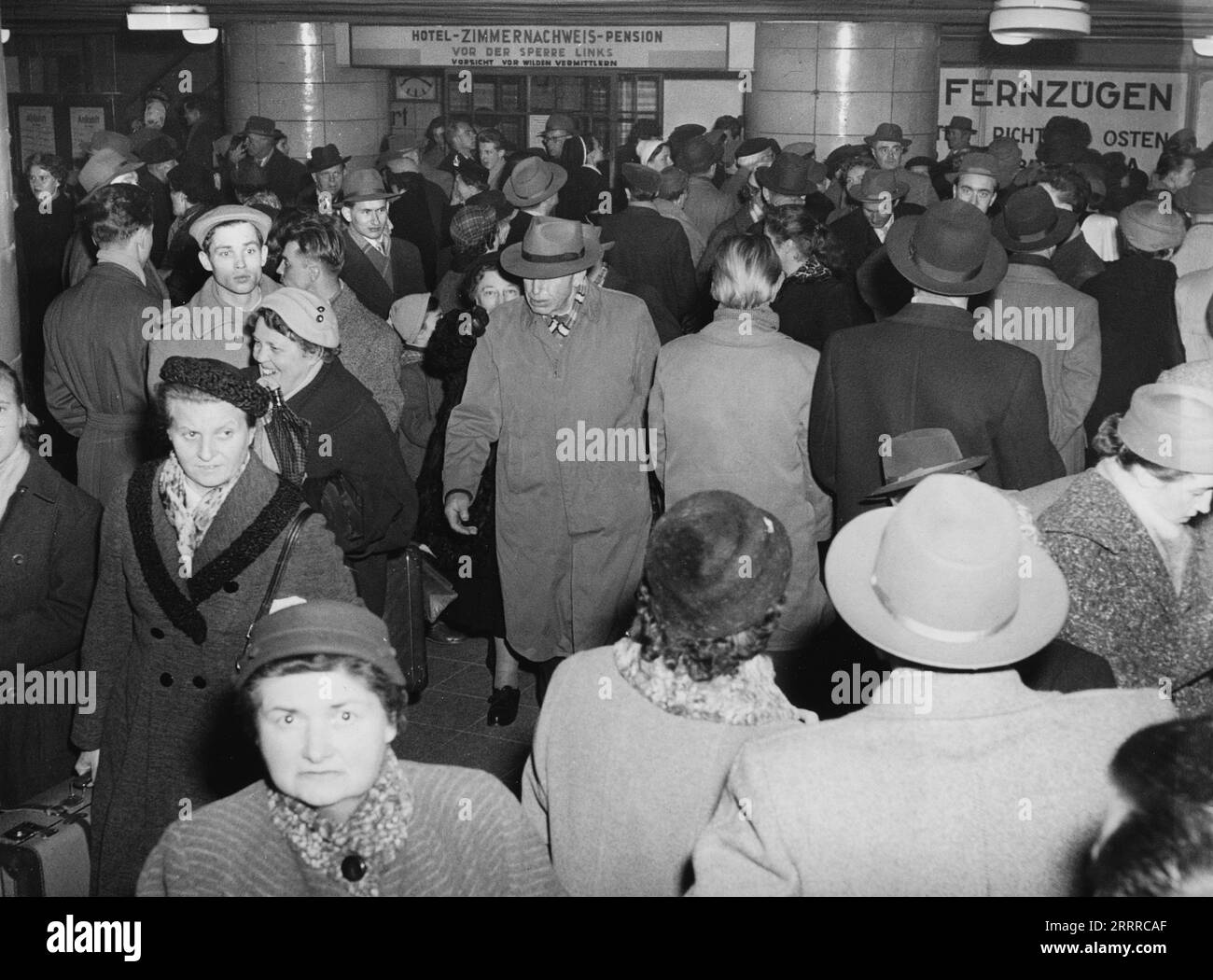 Symbolbild : Reisende drängen sich in einem der zahlreichen Berliner Bahnhöfe, UM ihren Zug zu erreichen, Berlin, Deutschland UM 1959. Banque D'Images
