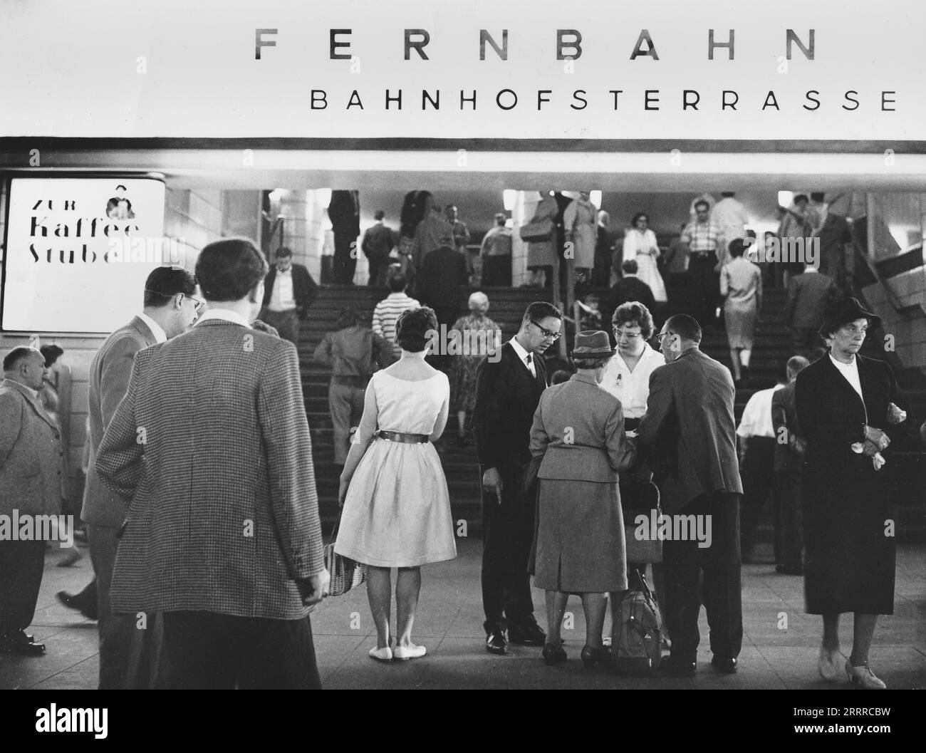 Symbolbild : Reisende drängen sich im Berliner Bahnhof Zoologischer Garten, UM ihren Zug zu erreichen, Berlin, Allemagne 1960. Banque D'Images