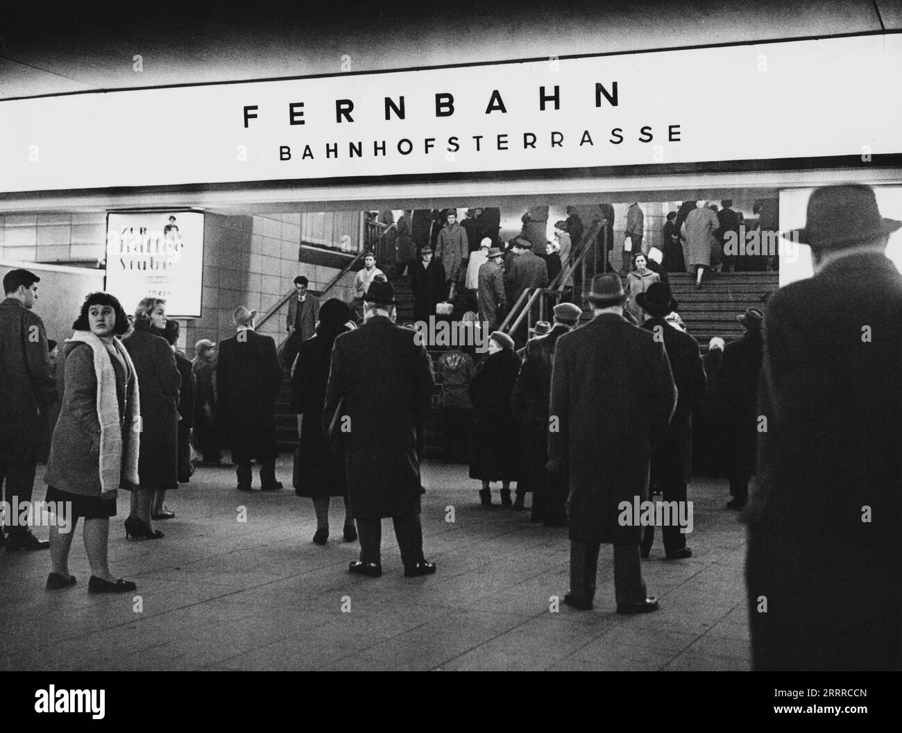 Symbolbild : Reisende drängen sich im Berliner Bahnhof Zoologischer Garten, UM ihren Zug zu erreichen, Berlin, Allemagne 1960. Banque D'Images