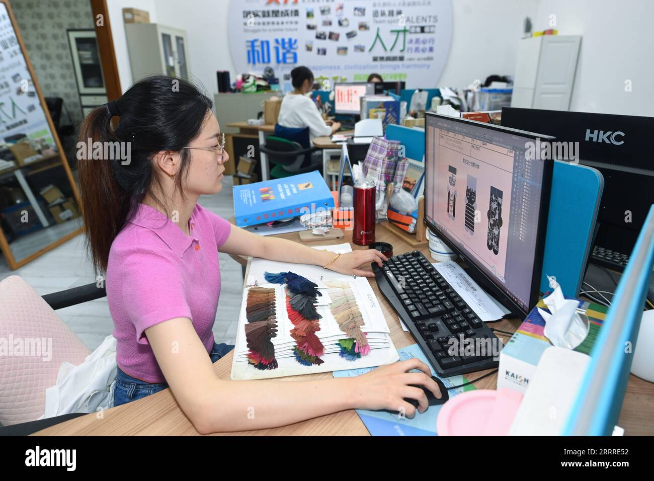 230525 -- ZHUJI, 25 mai 2023 -- Un designer travaille dans une entreprise de bonneterie au sous-district de Datang de la ville de Zhuji, province de Zhejiang dans l'est de la Chine, 25 mai 2023. Le sous-district de Datang de la ville de Zhuji est la plus grande base de production de bonneterie dans le monde, qui produit 25 milliards de paires de chaussettes chaque année, représentant plus de 70% de la production de la Chine et un tiers du monde entier. Actuellement, il y a 201 entreprises industrielles au-dessus de la taille désignée dans le sous-district. La valeur totale de la production du sous-district de janvier à avril de cette année a atteint 3,54 milliards de yuans environ 500 millions de dollars américains Banque D'Images