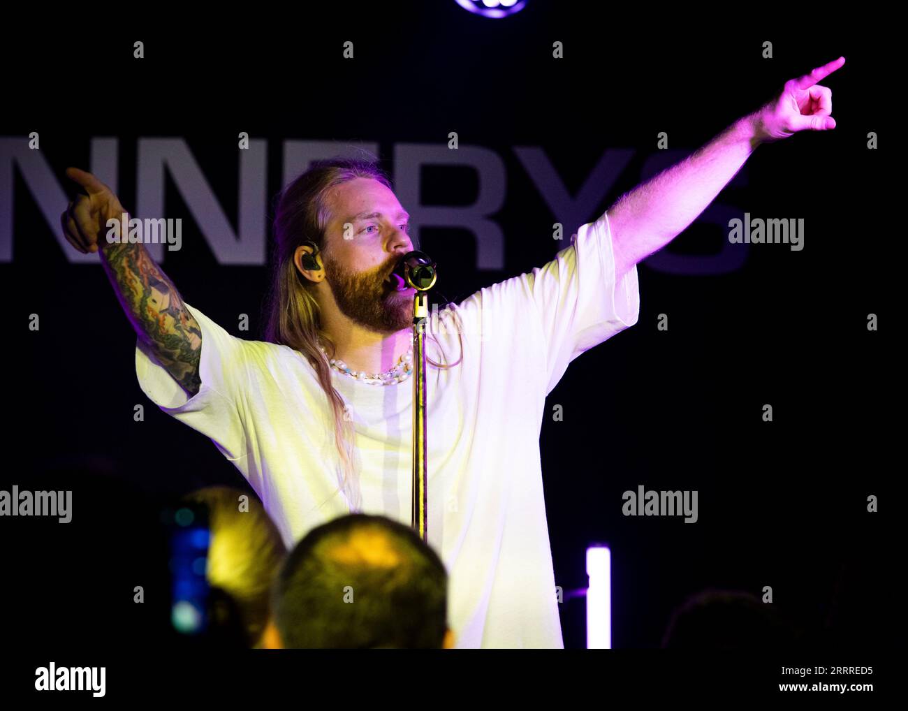 Sam Ryder (participant à l'Eurovision britannique) joue un concert intime à Chinnerys, Southend-on-Sea, Essex © Clarissa Debenham (film Free Photography) / Alamy Banque D'Images