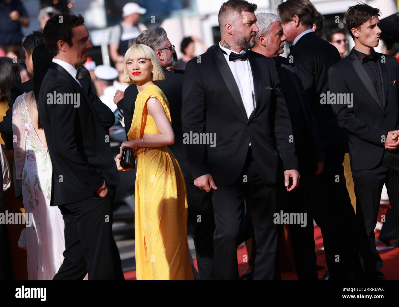 230526 -- CANNES, le 26 mai 2023 -- l'actrice japonaise Aoi Yamada 2nd L part après la projection du film Perfect Days lors de la 76e édition du Festival de Cannes à Cannes, dans le sud de la France, le 25 mai 2023. FRANCE-CANNES-FILM FESTIVAL-PHOTOCALL GaoxJing PUBLICATIONxNOTxINxCHN Banque D'Images