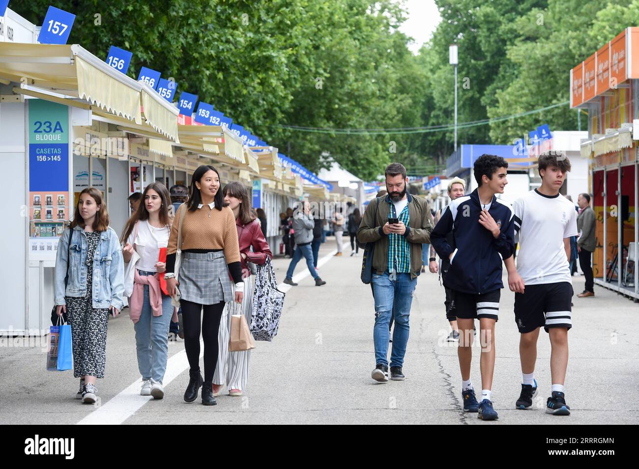 230528 -- MADRID, le 28 mai 2023 -- visite du salon du livre de Madrid, Espagne, le 26 mai 2023. La 82e édition de la Foire du livre de Madrid se tient du 26 mai au 11 juin 2023 au Parc El Retiro à Madrid. Photo de /Xinhua ESPAGNE-MADRID-SALON DU LIVRE GustavoxValiente PUBLICATIONxNOTxINxCHN Banque D'Images
