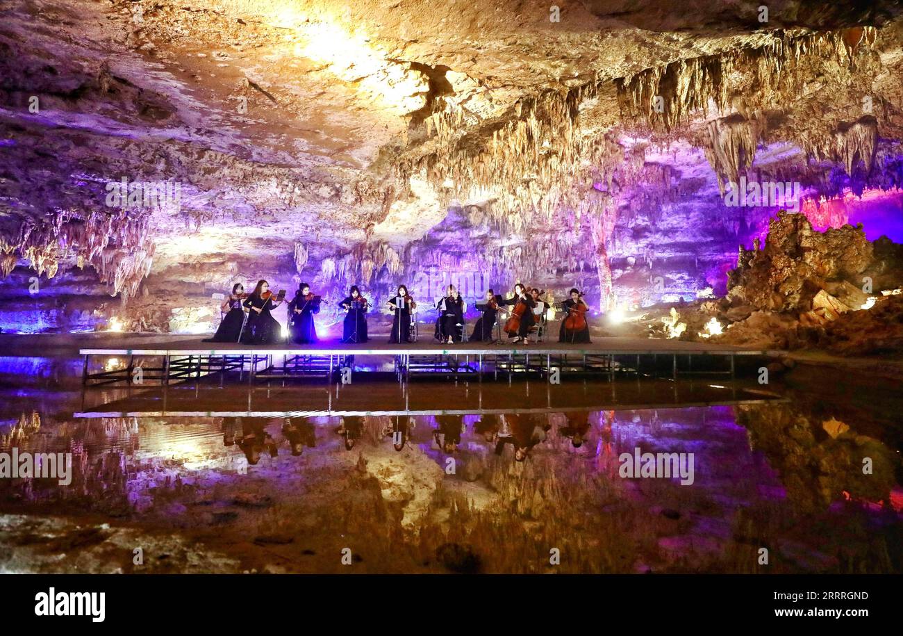 Suiyang 230528 -- GUIYANG, le 28 mai 2023 -- Un concert a lieu dans une grotte ...