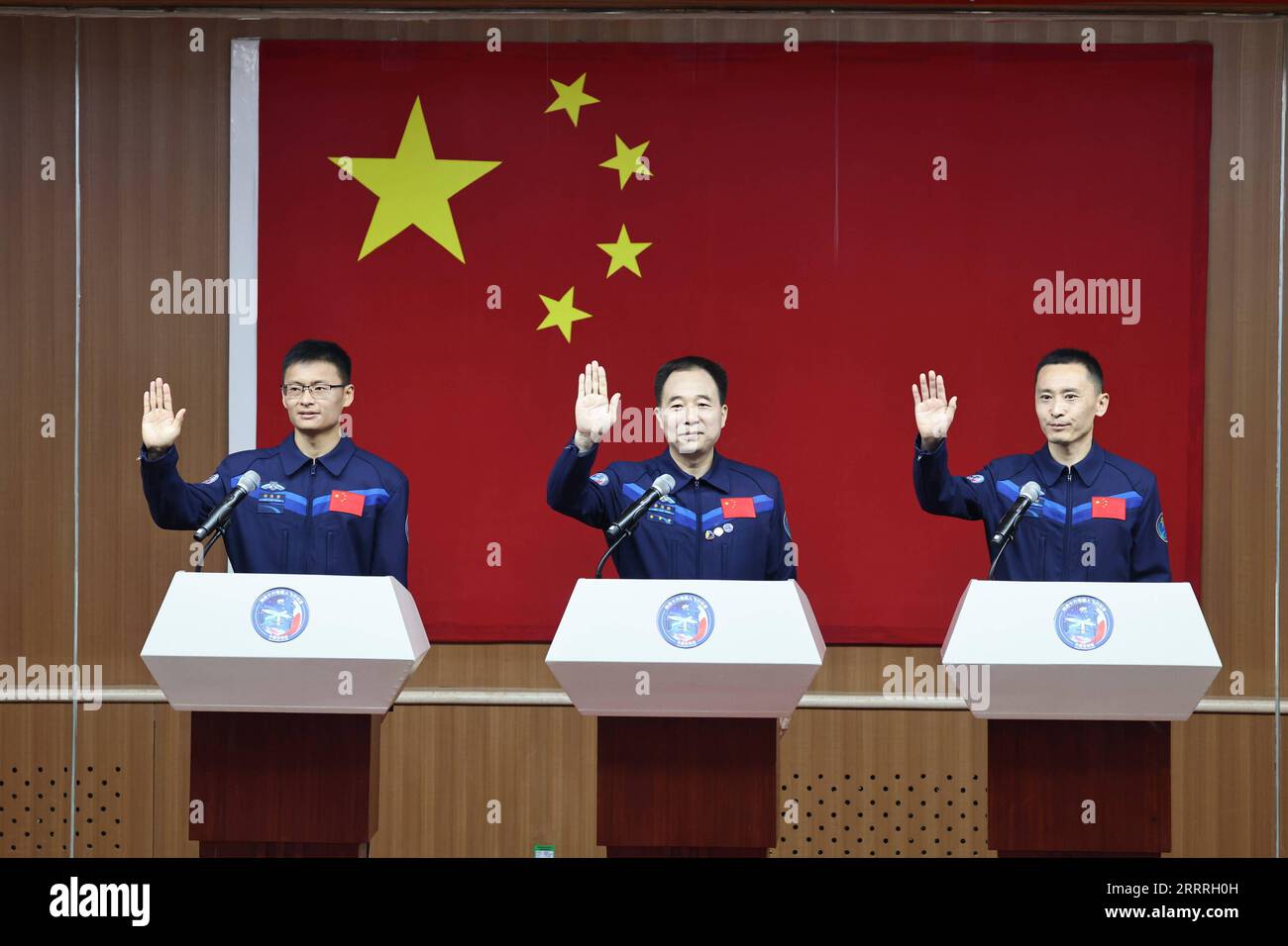 230529 -- JIUQUAN, 29 mai 2023 -- les taïkonautes chinois Jing Haipeng C, Zhu Yangzhu R et GUI Haichao pour la prochaine vague de missions Shenzhou-16 aux journalistes au centre de lancement de satellites Jiuquan dans le nord-ouest de la Chine le 29 mai 2023. EyesonScichina-SHENZHOU-16-TAIKONAUTS-PRESS CN LixGang PUBLICATIONxNOTxINxCHN Banque D'Images