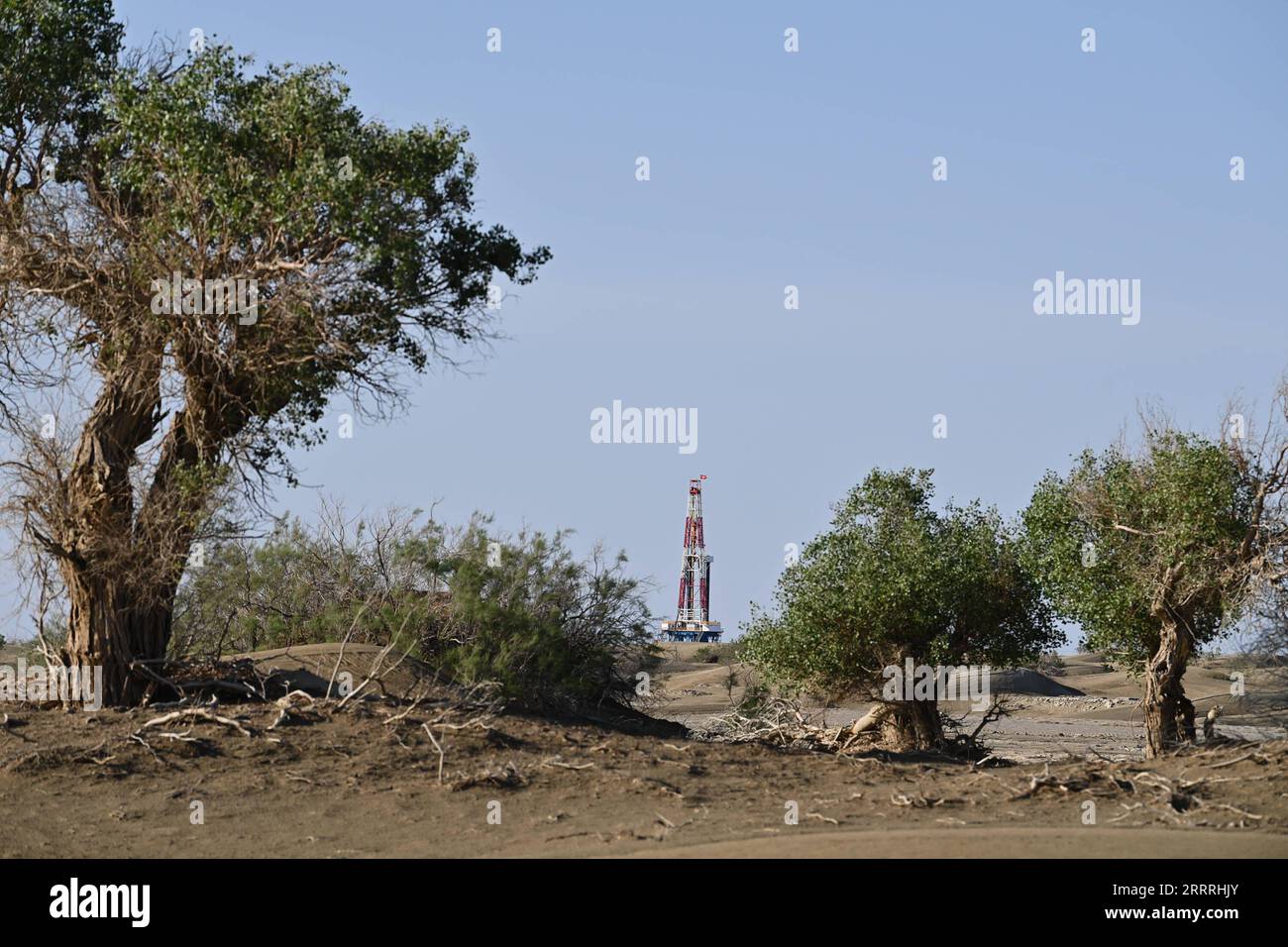 230530 -- URUMQI, le 30 mai 2023 -- cette photo prise le 30 mai 2023 montre le projet de forage d'un puits de plus de 10 000 mètres de profondeur pour l'exploration scientifique dans la région autonome ouygur du Xinjiang du nord-ouest de la Chine. Le forage du premier forage chinois de plus de 10 000 mètres de profondeur pour l exploration scientifique a commencé mardi dans le bassin du Tarim, dans la région autonome ouïgoure du Xinjiang, au nord-ouest de la Chine. L'opération a débuté mardi à 11:46 heures du matin. Il représente un jalon dans l exploration des profondeurs de la Terre en Chine, offrant une occasion sans précédent d étudier des zones de la planète profondément sous la surface. MENTON Banque D'Images