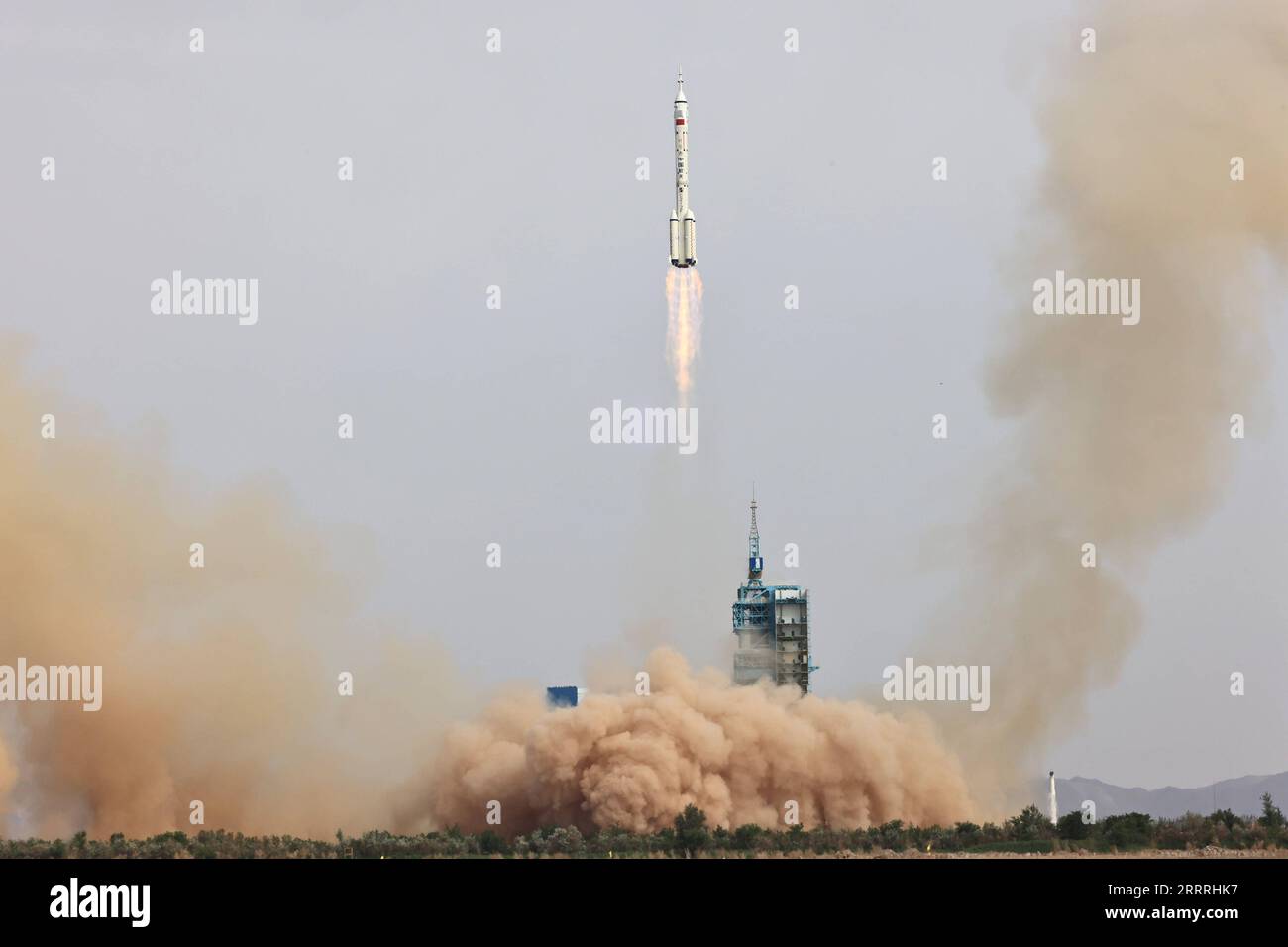 230530 -- JIUQUAN, le 30 mai 2023 -- le vaisseau habité Shenzhou-16, au sommet d'une fusée long March-2F, explose du centre de lancement de satellites Jiuquan dans le nord-ouest de la Chine, le 30 mai 2023. La Chine a lancé mardi le vaisseau habité Shenzhou-16, envoyant trois astronautes à sa station spatiale combinée pour une mission de cinq mois. Environ 10 minutes après le lancement, Shenzhou-16 s'est séparé de la fusée et est entré dans son orbite désignée. Les membres de l'équipage sont en bonne forme et le lancement est un succès total, a déclaré l'Agence spatiale habitée chinoise. EYESONSCI CHINA-JIUQUAN-SHENZHOU-16-LAUNCH- Banque D'Images