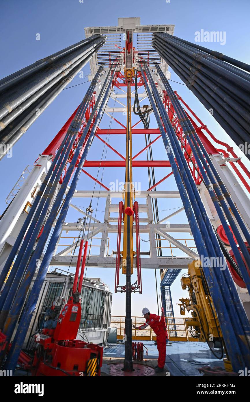 230530 -- URUMQI, le 30 mai 2023 -- un ingénieur inspecte le fonctionnement de la machine de forage sur le projet de forage d'un trou de plus de 10 000 mètres de profondeur pour l'exploration scientifique dans la région autonome ouygur du Xinjiang du nord-ouest de la Chine, le 30 mai 2023. Le forage du premier forage chinois de plus de 10 000 mètres de profondeur pour l exploration scientifique a commencé mardi dans le bassin du Tarim, dans la région autonome ouïgoure du Xinjiang, au nord-ouest de la Chine. L'opération a débuté mardi à 11:46 heures du matin. Il représente un jalon dans l exploration des profondeurs de la Terre en Chine, offrant une occasion sans précédent d étudier des zones de l avion Banque D'Images