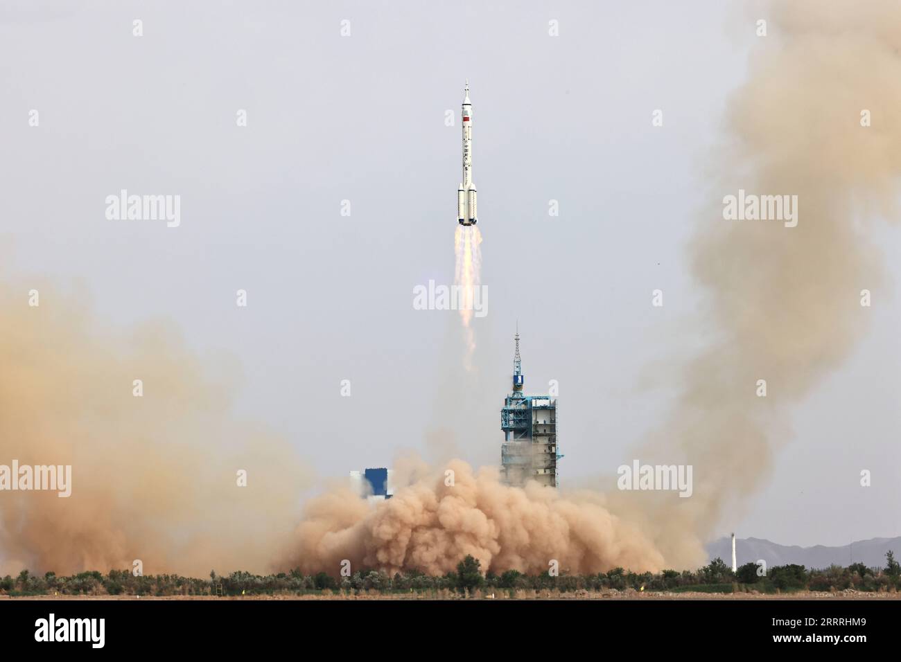 230530 -- JIUQUAN, le 30 mai 2023 -- le vaisseau habité Shenzhou-16, au sommet d'une fusée long March-2F, explose du centre de lancement de satellites Jiuquan dans le nord-ouest de la Chine le 30 mai 2023. EyesonSci CHINA-JIUQUAN-SHENZHOU-16-LAUNCH CN LixGang PUBLICATIONxNOTxINxCHN Banque D'Images