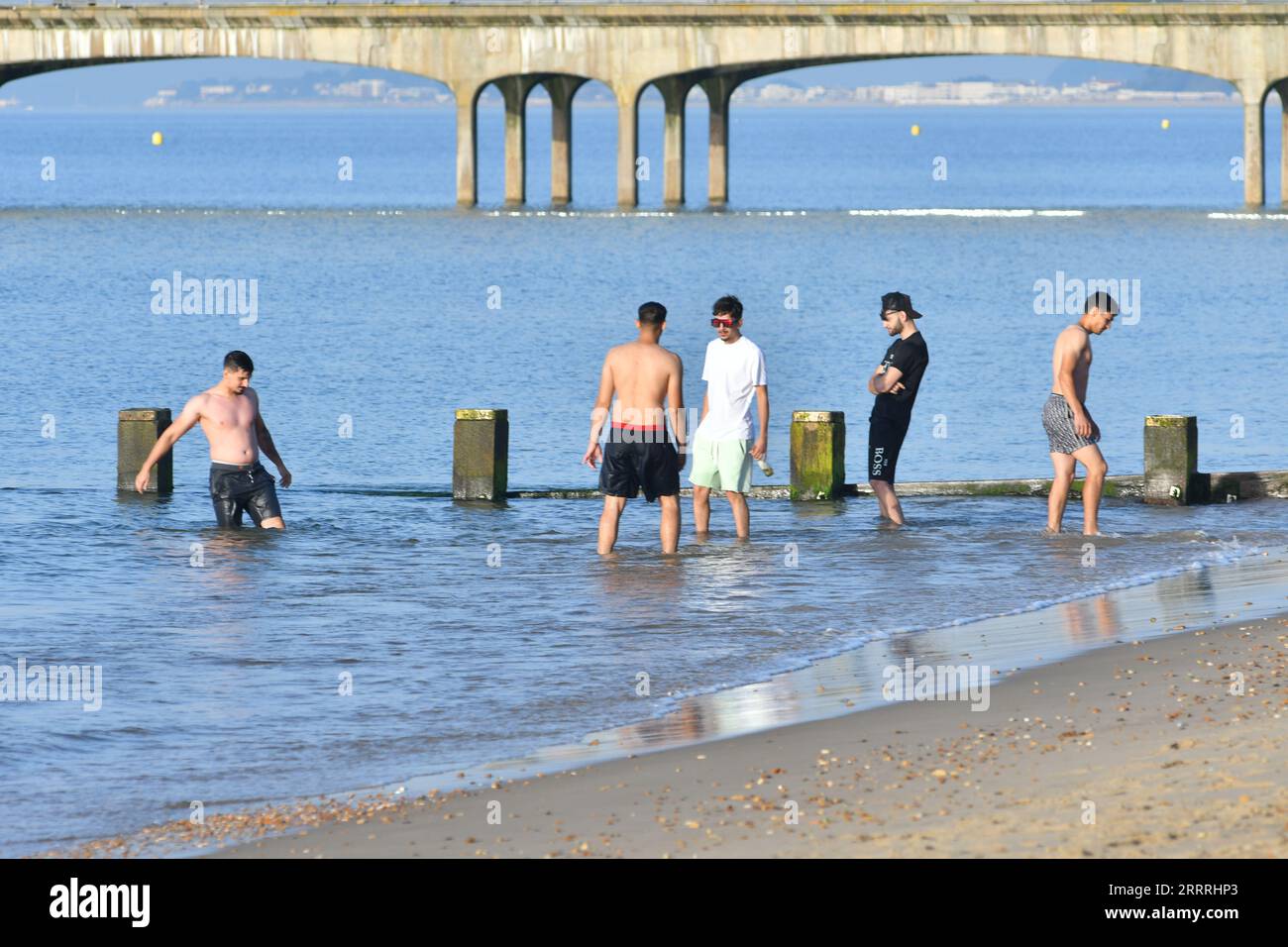 Boscombe Beach, Bournemouth, Dorset, Angleterre, Royaume-Uni, 9 septembre 2023 : Météo. Journée la plus chaude de l'année attendue pour la deuxième fois en une semaine alors que la canicule record de septembre se poursuit dans le week-end. Les gens sortent tôt sur la plage, bronzer ou faire de l'exercice. Crédit : Paul Biggins/Alamy Live News Banque D'Images