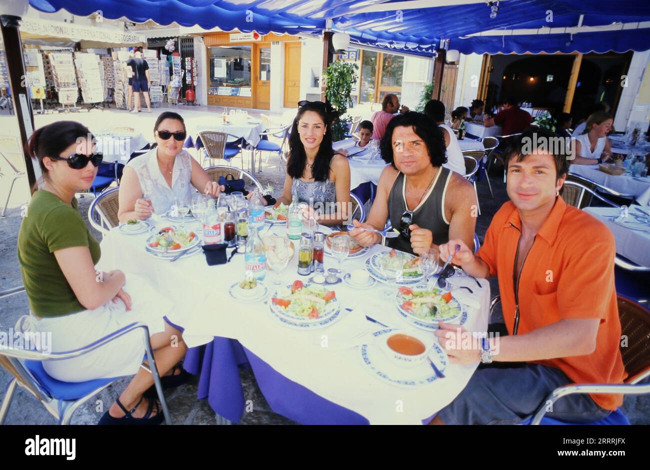 Costa Cordalis, griechisch-deutscher Schlagersänger, zwischen Sohn Lucas (rechts) und Tochter Angeliki neben Mutter Ingrid in einem Restaurant auf Mallorca, Espagne 1998. Banque D'Images