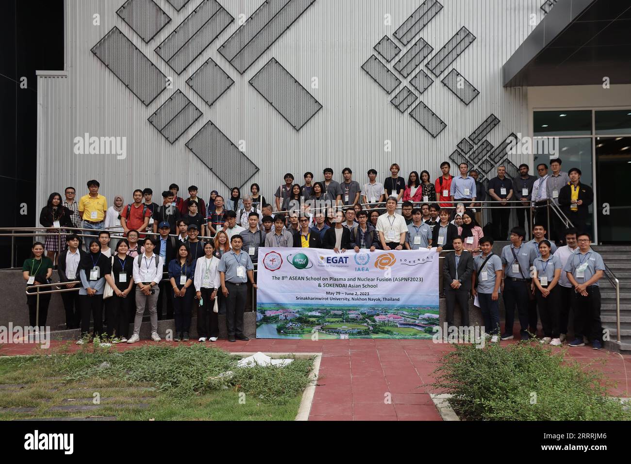 230531 -- BANGKOK, le 31 mai 2023 -- des experts et des participants de la huitième École de l'ASEAN sur le plasma et la fusion nucléaire 2023 posent pour une photo de groupe, à Nakhon Nayok, Thaïlande, le 29 mai 2023. Des experts de sept pays, dont la Chine, ont participé cette semaine à une session de formation sur la technologie du plasma et de la fusion nucléaire à l’intention de chercheurs et d’étudiants de l’Association des nations de l’Asie du Sud-est de l’ASEAN et des pays voisins dans la province centrale de Nakhon Nayok. La huitième École de l'ASEAN sur le plasma et la fusion nucléaire 2023, qui a débuté lundi, est un programme de cinq jours organisé par l'Instit thaïlandais Banque D'Images