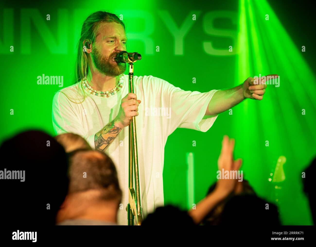 Sam Ryder (participant à l'Eurovision britannique) joue un concert intime à Chinnerys, Southend-on-Sea, Essex © Clarissa Debenham (film Free Photography) / Alamy Banque D'Images