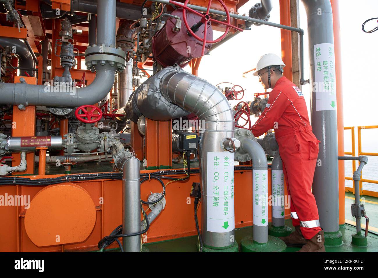 230601 -- SHENZHEN, le 1 juin 2023 -- Un membre du personnel travaille sur la plate-forme pétrolière Enping 15-1 à 200 km au sud-ouest de Shenzhen, dans le sud de la Chine, le 31 mai 2023. Le premier projet de stockage de carbone offshore de millions de tonnes en Chine a été mis en service jeudi en mer de Chine méridionale, selon le CNOOC de la China National Offshore Oil Corporation. Le projet est conçu pour stocker un total de plus de 1,5 millions de tonnes de dioxyde de carbone CO2, ce qui équivaut à la plantation de près de 14 millions d’arbres, selon l’entreprise. Le projet, qui dessert la plate-forme pétrolière Enping 15-1 à 200 km au sud-ouest de Shenzhen, capte et Banque D'Images