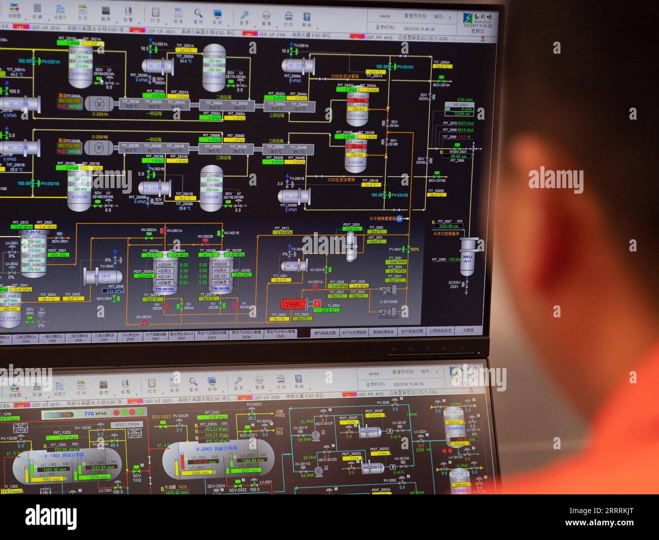 230601 -- SHENZHEN, le 1 juin 2023 -- Un membre du personnel travaille dans la salle de contrôle de la plate-forme pétrolière Enping 15-1 à 200 km au sud-ouest de Shenzhen, dans le sud de la Chine, le 1 juin 2023. Le premier projet de stockage de carbone offshore de millions de tonnes en Chine a été mis en service jeudi en mer de Chine méridionale, selon le CNOOC de la China National Offshore Oil Corporation. Le projet est conçu pour stocker un total de plus de 1,5 millions de tonnes de dioxyde de carbone CO2, ce qui équivaut à la plantation de près de 14 millions d’arbres, selon l’entreprise. Le projet, desservant la plateforme pétrolière Enping 15-1 à 200 km au sud-ouest de SH Banque D'Images