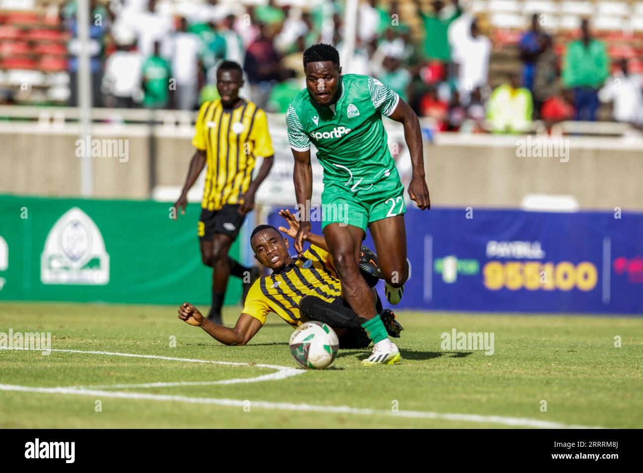 KASARANI, KENYA - AOÛT 26 : Gor Mahia Benson Omalla dribble devant Sofapaka Omar Moussa lors du match de Premier League du Kenya entre Gor Mahia et S. Banque D'Images