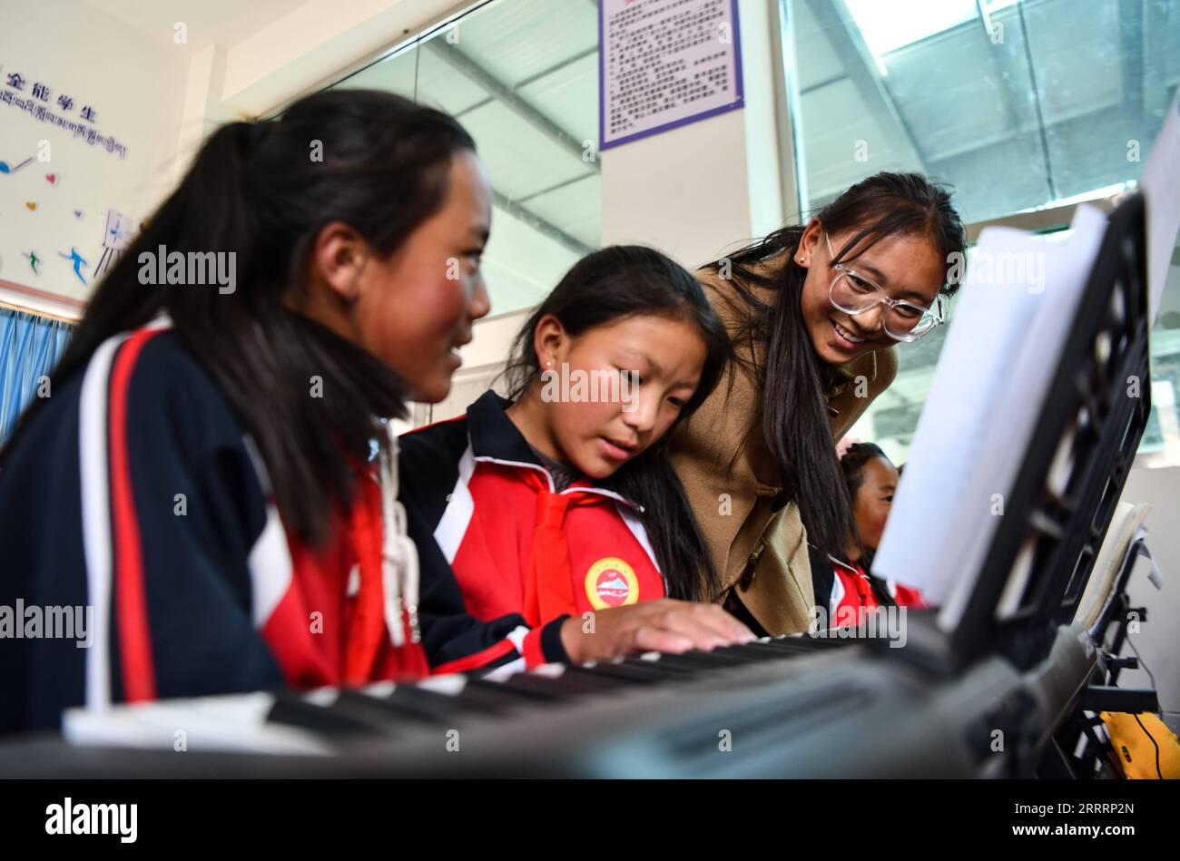 230608 -- TINGRI, le 8 juin 2023 -- le professeur de piano Basang R instruit les élèves d'une école primaire du canton de Zhaxizom dans le comté de Tingri, dans la ville de Xigaze, dans la région autonome du Tibet du sud-ouest de la Chine, le 5 juin 2023. L'école primaire du canton de Zhaxizom est l'école la plus proche du mont Qomolangma, avec une distance d'un peu plus de 40 kilomètres. Pour répondre aux différents besoins des élèves, l'école a mis en place des classes d'intérêt telles que le piano, les technologies de l'information, l'art, la radiodiffusion, le sport, danse et artisanat. Actuellement, l'école primaire n'a qu'un seul piano. Par conséquent, des claviers électroniques sont utilisés Banque D'Images