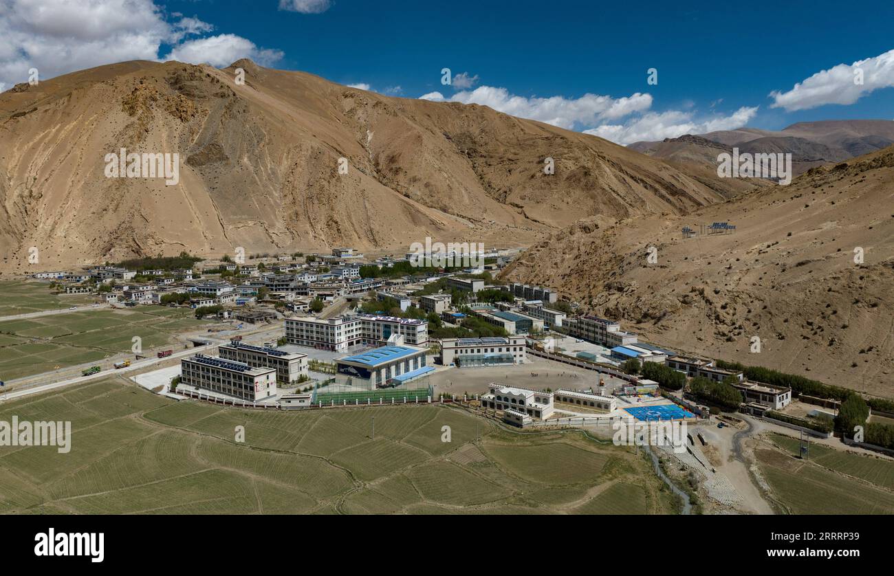 230608 -- TINGRI, le 8 juin 2023 -- cette photo aérienne prise le 5 juin 2023 montre une école primaire du canton de Zhaxizom dans le comté de Tingri, dans la ville de Xigaze, dans la région autonome du Tibet du sud-ouest de la Chine. L'école primaire du canton de Zhaxizom est l'école la plus proche du mont Qomolangma, avec une distance d'un peu plus de 40 kilomètres. Pour répondre aux différents besoins des élèves, l'école a mis en place des classes d'intérêt telles que le piano, les technologies de l'information, l'art, la radiodiffusion, le sport, danse et artisanat. Actuellement, l'école primaire n'a qu'un seul piano. Par conséquent, les claviers électroniques sont utilisés comme substituts Banque D'Images