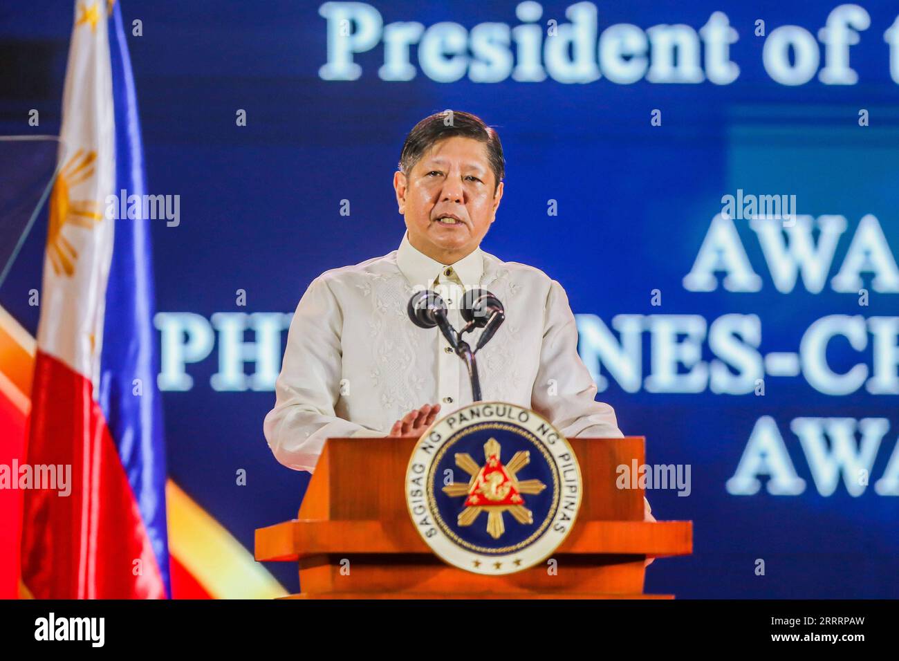 230609 -- MANILLE, le 9 juin 2023 -- le président philippin Ferdinand Romualdez Marcos prend la parole lors d'une cérémonie récompensant six personnes pour leur contribution à la promotion des liens entre les Philippines et la Chine, à Manille le 8 juin 2023. Le président philippin Ferdinand Romualdez Marcos a déclaré jeudi que les relations entre les Philippines et la Chine n’avaient pas changé dans un sens fondamental, jurant de déployer davantage d’efforts pour renforcer les liens entre les deux pays. POUR ALLER AVEC Marcos vœux de renforcer les liens Philippines-Chine PHILIPPINES-PRÉSIDENT-CHINE-LIENS RouellexUmali PUBLICATIONxNOTxINxCHN Banque D'Images