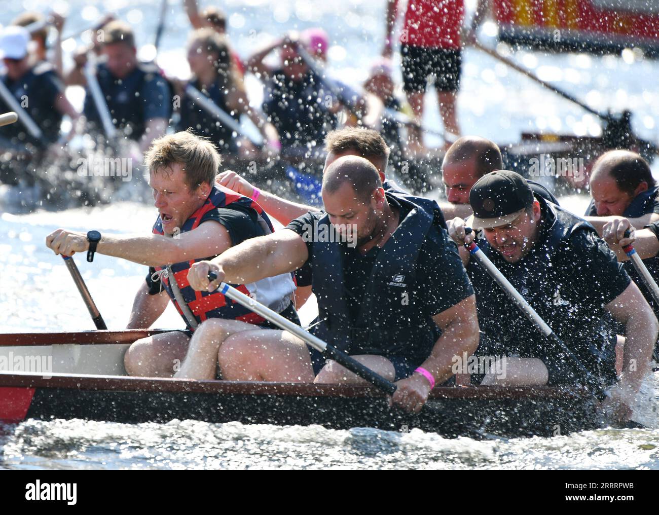 230610 -- BERLIN, le 10 juin 2023 -- les concurrents s'affrontent lors d'une course de bateaux-dragons sur la Spree à Berlin, Allemagne, le 9 juin 2023. Plus de 300 concurrents de 17 équipes ont participé à l'événement vendredi. ALLEMAGNE-BERLIN-DRAGON BOAT RACE RenxPengfei PUBLICATIONxNOTxINxCHN Banque D'Images