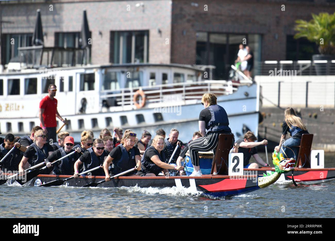 230610 -- BERLIN, le 10 juin 2023 -- les concurrents s'affrontent lors d'une course de bateaux-dragons sur la Spree à Berlin, Allemagne, le 9 juin 2023. Plus de 300 concurrents de 17 équipes ont participé à l'événement vendredi. ALLEMAGNE-BERLIN-DRAGON BOAT RACE RenxPengfei PUBLICATIONxNOTxINxCHN Banque D'Images