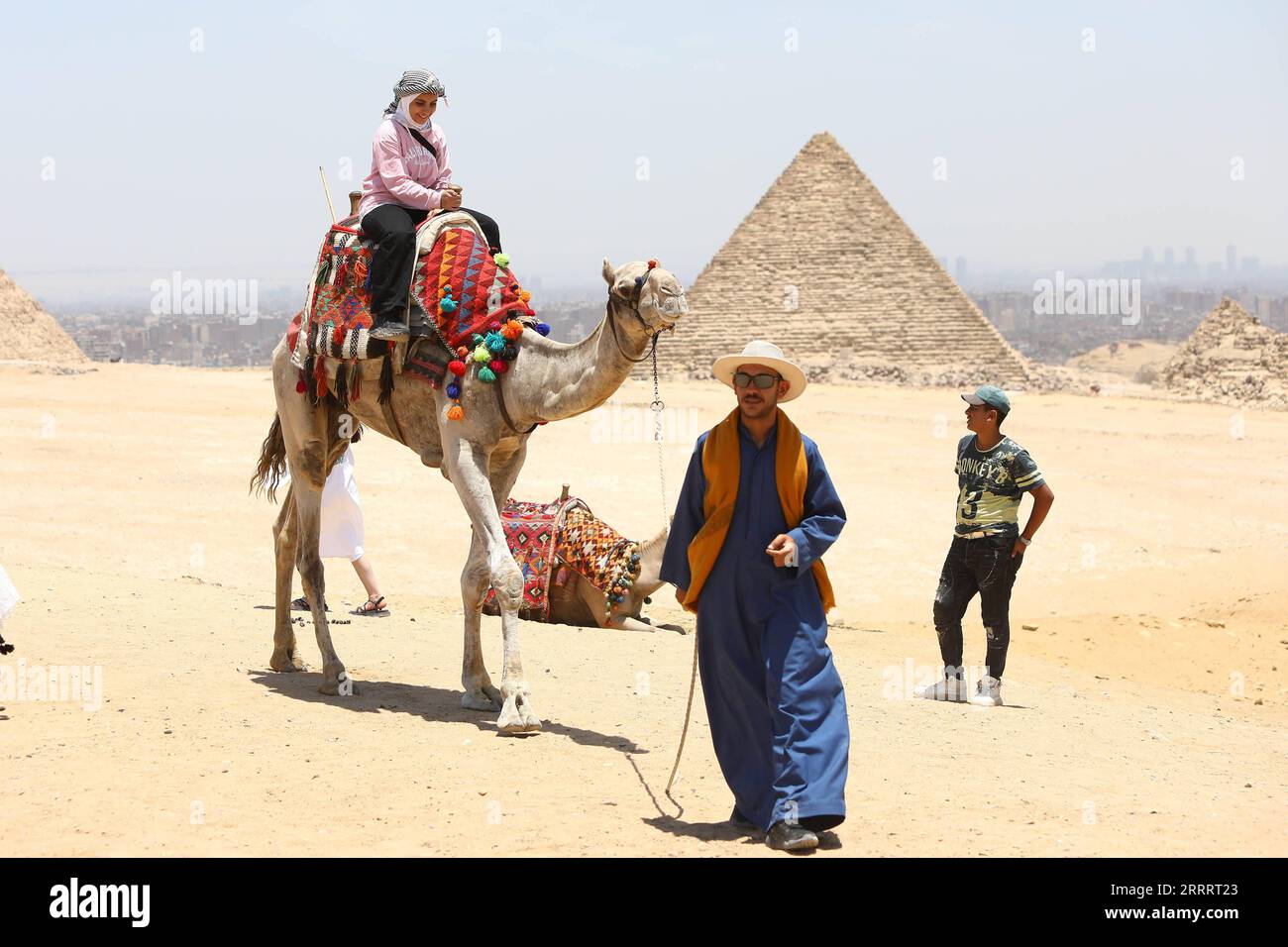 230613 -- LE CAIRE, le 13 juin 2023 -- les touristes visitent les pyramides de Gizeh, en Égypte, le 12 juin 2023. POUR ALLER AVEC la caractéristique : les touristes économes s'empilent en Egypte alors que les coûts de voyage plongent au milieu de la dépréciation de la monnaie EGYPTE-CAIRE-BOOM TOURISTIQUE AhmedxGomaa PUBLICATIONxNOTxINxCHN Banque D'Images