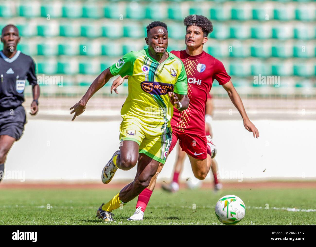 NYAYO, KENYA - AOÛT 19 : Kakamega Homeboyz Hillary Otieno (à droite) et Al Hilal Osamah Alshareef lors de la Confédération africaine de football (CAF) Confed Banque D'Images