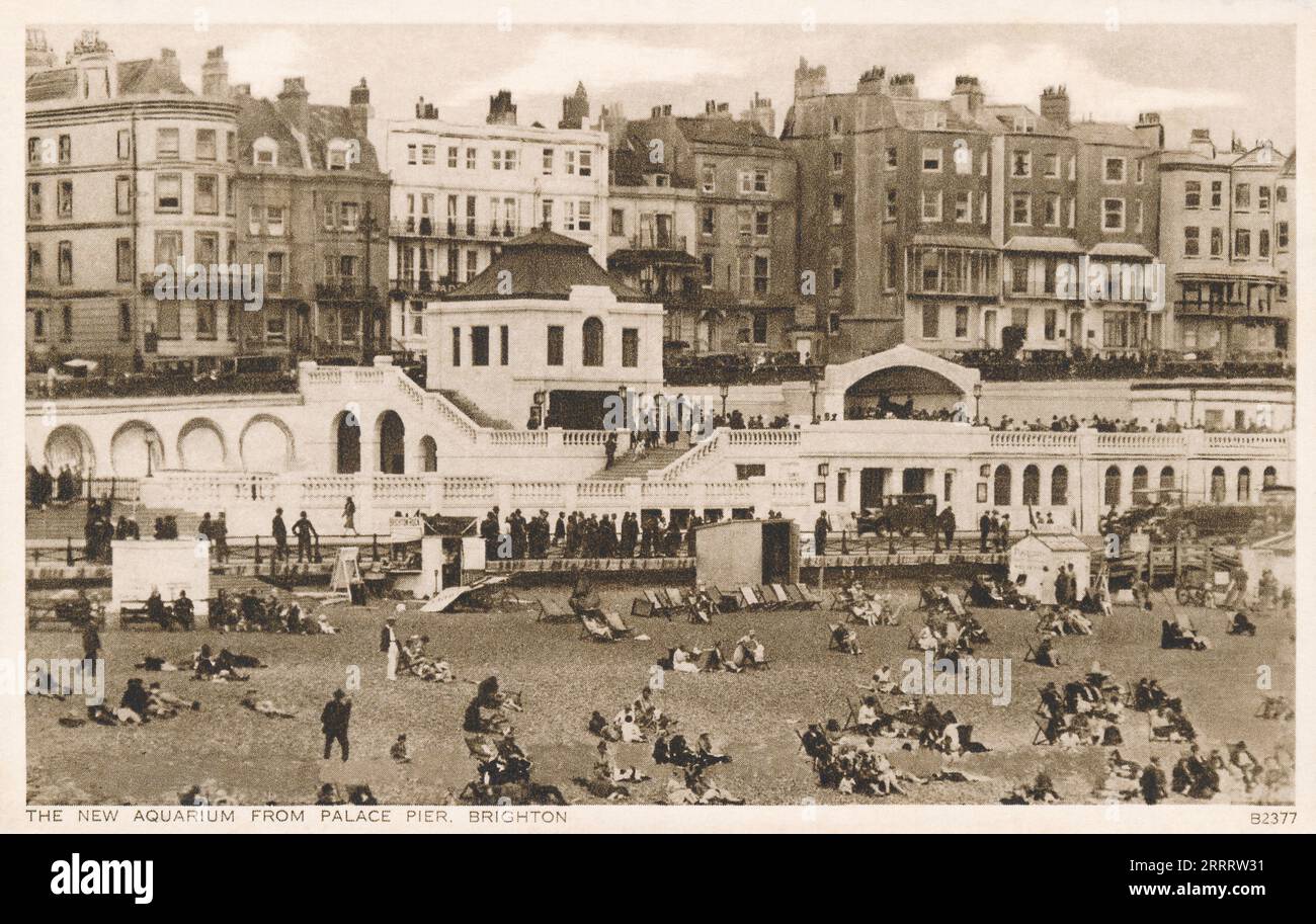 Carte postale vintage de Brighton Aquarium et de la plage. Maintenant appelé Sea Life. Banque D'Images