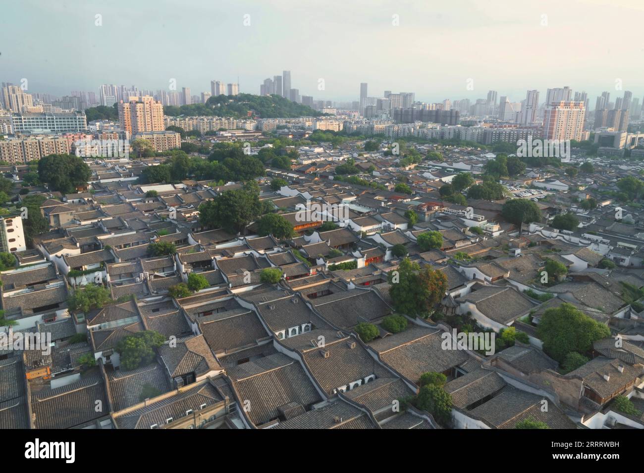 230615 -- FUZHOU, le 15 juin 2023 -- cette photo aérienne prise le 12 juin 2023 montre une vue de Sanfangqixiang, les trois voies et les sept ruelles à Fuzhou, dans la province du Fujian du sud-est de la Chine. Sanfangqixiang, ou les trois voies et sept ruelles, est un complexe de 40 hectares célèbre pour son tissu urbain traditionnel de ruelles et ruelles. Les allées en ardoise verte sont bordées de maisons ancestrales, avec des murs blancs et des carreaux noirs. Construit à l'origine sous la dynastie Jin de 265 à, le quartier s'est développé sous la dynastie Tang de 618-907 à 960 et les cinq dynasties de 907 à 420, et a prospéré sous les dynasties Ming et Qing de 1368-19 Banque D'Images