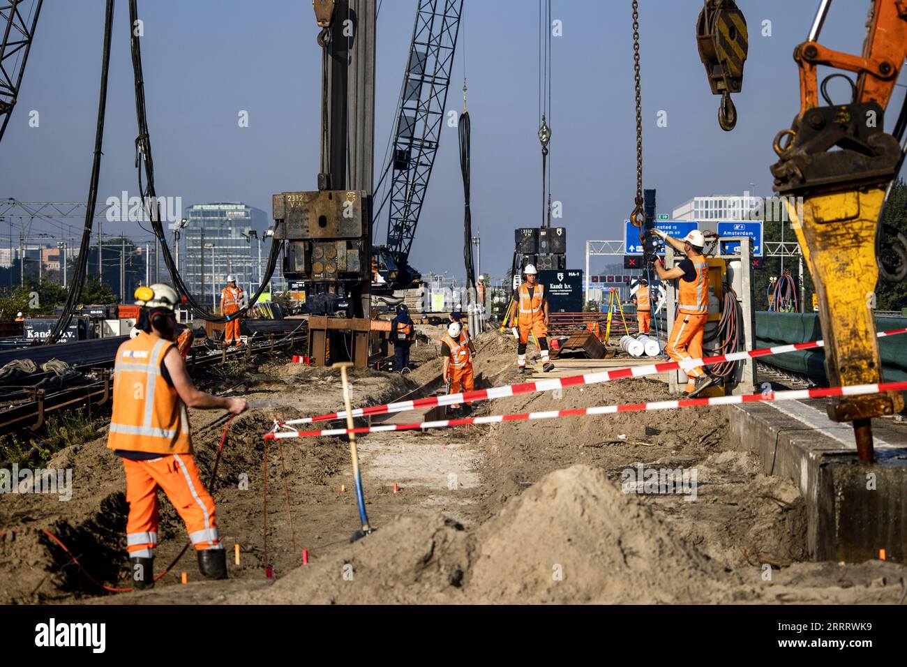 AMSTERDAM - travaux routiers sur l'A10. L'A10 Sud en direction de Schiphol et de la Haye sera fermée tout le week-end entre la jonction Amstel et la bretelle S108 VUmc. Les travaux s’inscrivent dans le cadre de la rénovation à grande échelle de la gare. ANP RAMON VAN flymen netherlands Out - belgique Out Banque D'Images