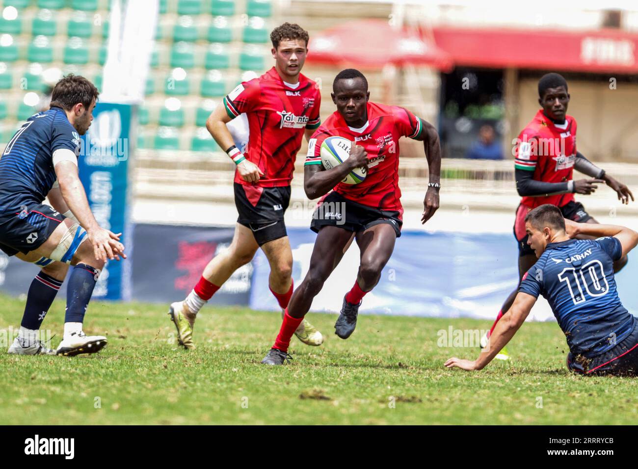 NYAYO, KENYA - JUILLET 25 : Kenya Chipu Victor Molla est attaqué par Hong Kong-Chine Marco Conti (à gauche) et Jules Bourron lors du World Rugby under 20 Troph Banque D'Images