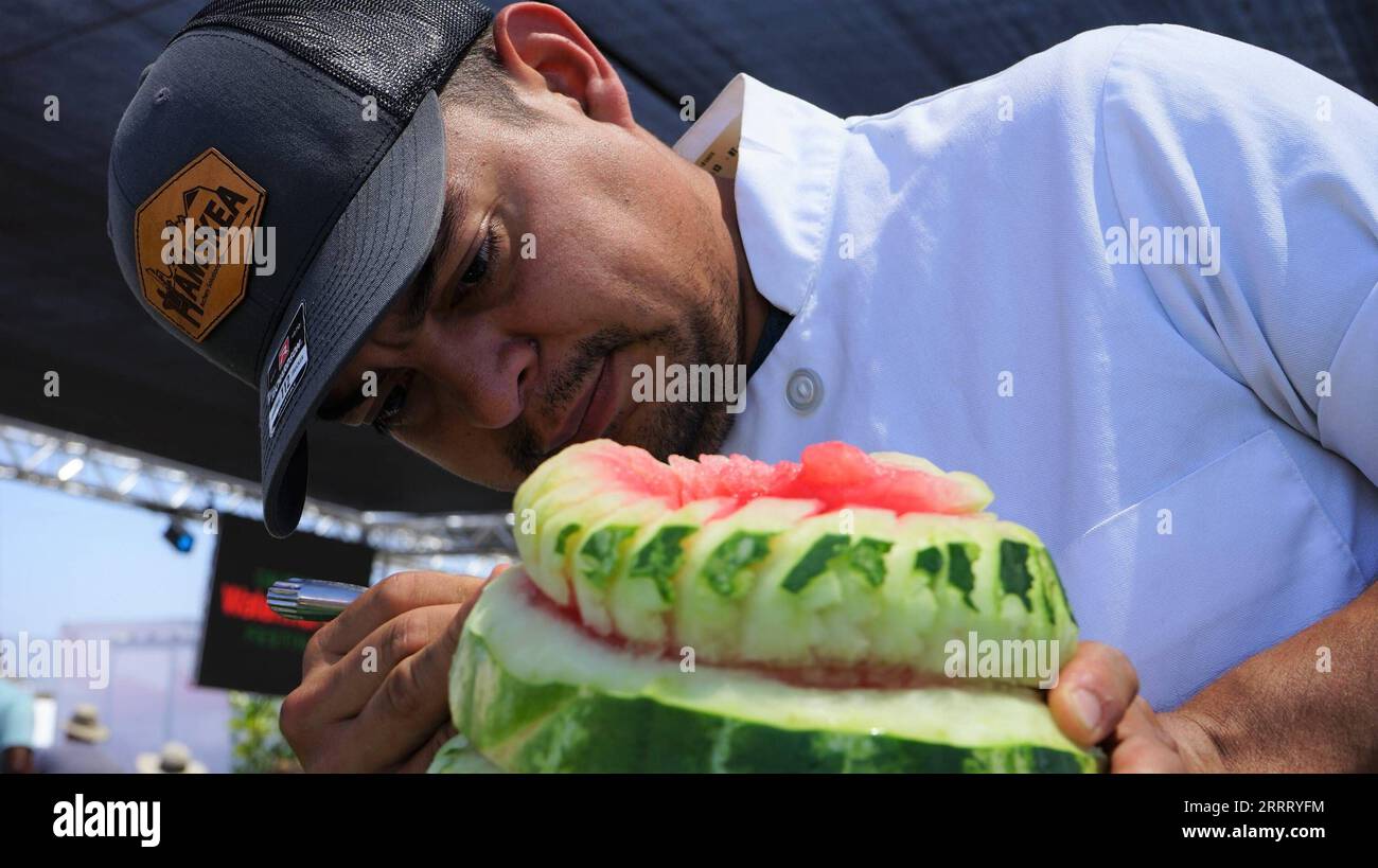 230618 -- LOS ANGELES, 18 juin 2023 -- un artiste sculpte une pastèque lors du California Watermelon Festival 2023 à Los Angeles, Californie, États-Unis, le 17 juin 2023. Le California Watermelon Festival 2023 se tient à Los Angeles le samedi et le dimanche, avec des pastèques gratuites, des spectacles d'animation, des manèges de carnaval et d'autres activités amusantes pour les familles. Photo de /Xinhua U.S.-LOS ANGELES-WATERMELON FESTIVAL ZengxHui PUBLICATIONxNOTxINxCHN Banque D'Images