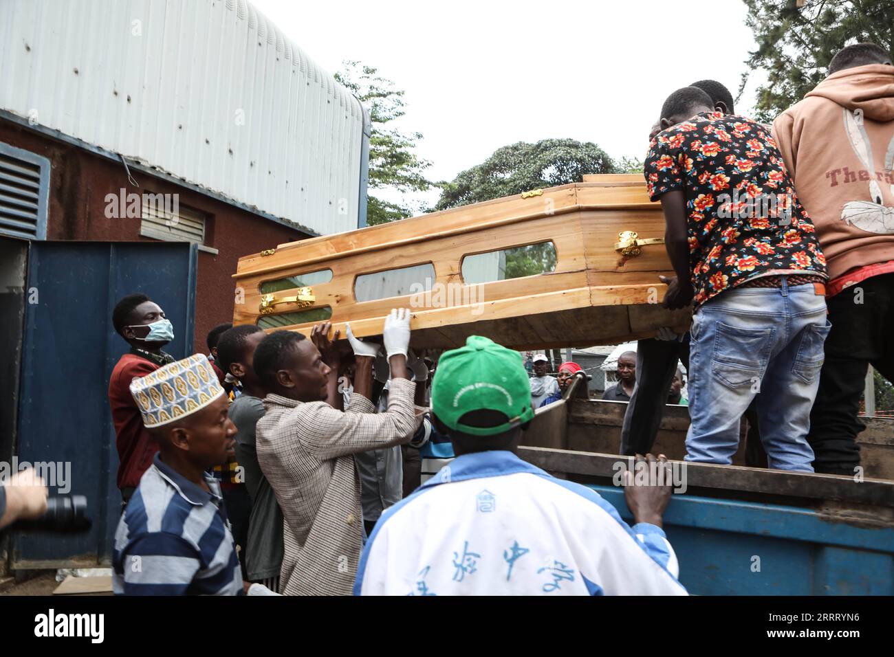 230619 -- KASESE, le 19 juin 2023 -- des proches portent le cercueil d'un villageois tué par des rebelles devant la morgue de l'hôpital de Bwera à Mpondwe, Ouganda, le 18 juin 2023. Le calme est revenu dans la ville de Mpondwe, dans le district sud-ouest de l Ouganda de Kasese, où les rebelles ADF des Forces démocratiques alliées ont tué 41 personnes, la plupart d entre elles des étudiants, a déclaré dimanche un responsable du gouvernement. Photo de /Xinhua UGANDA-KASESE-ADF-ATTACK-AFTERMATH HajarahxNalwadda PUBLICATIONxNOTxINxCHN Banque D'Images