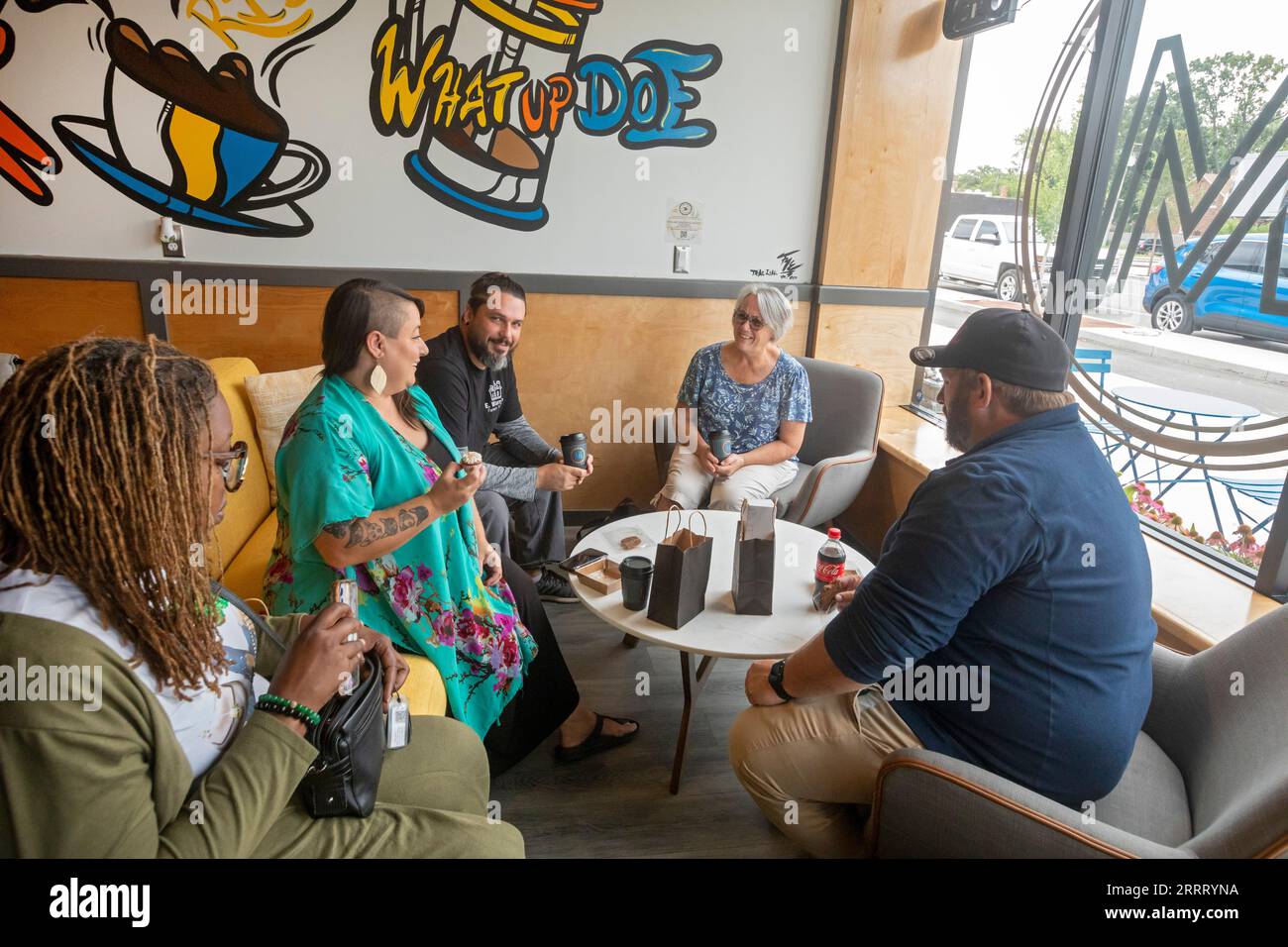 Detroit, Michigan - les clients socialisent au Morningside Cafe le jour de son ouverture. Le propriétaire Jeffrey Lewis a remporté une subvention pour soutenir l'entreprise dans le cadre du Banque D'Images